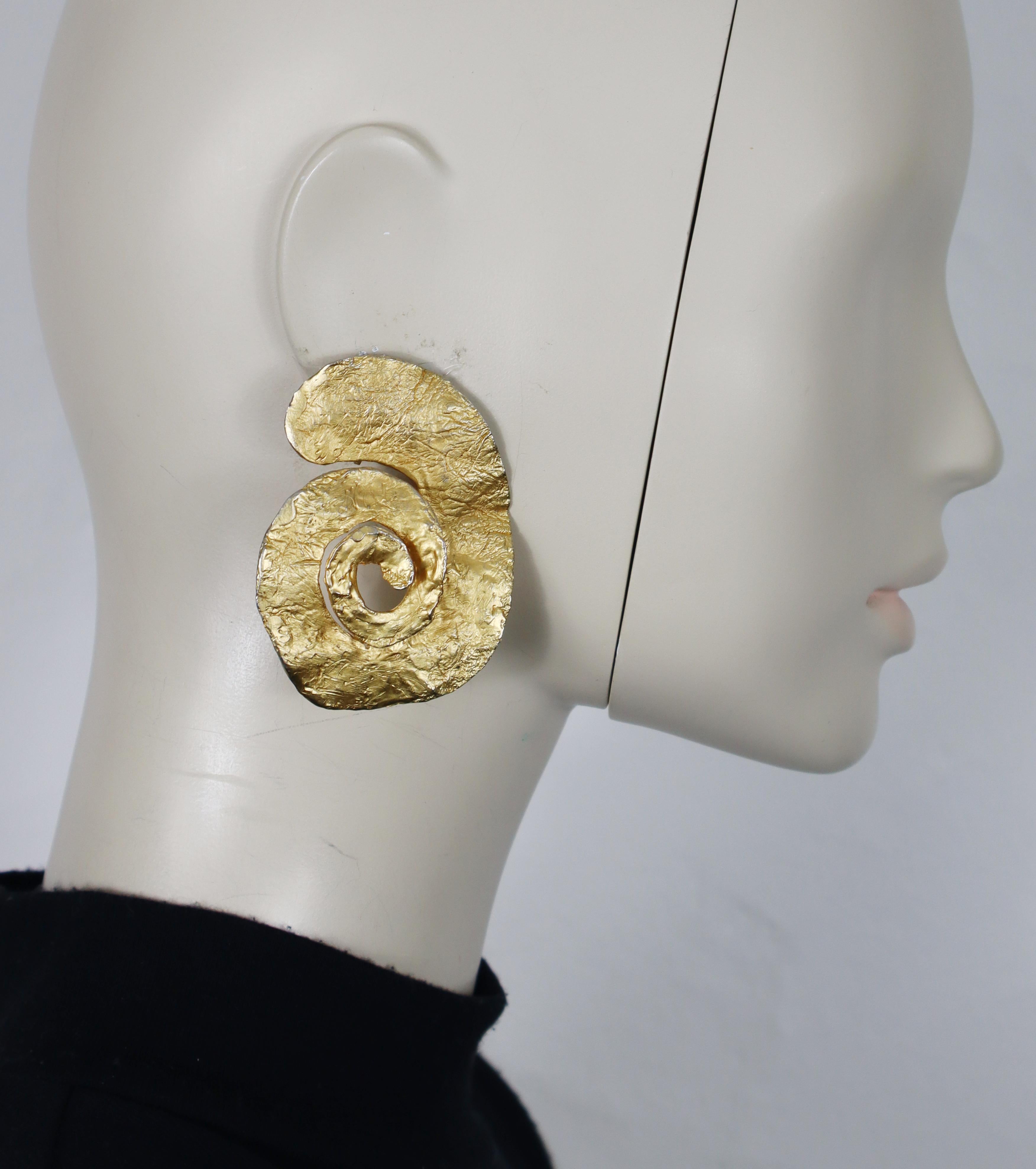 CHRISTIAN LACROIX by CHRISTIANE BILLET vintage antiqued gold tone massive sculptured brutalist clip-on earrings.

The hand-crafted look, the difference in shape, the difference in gold tone is of original manufacture (typical of CHRISTIANE BILLET