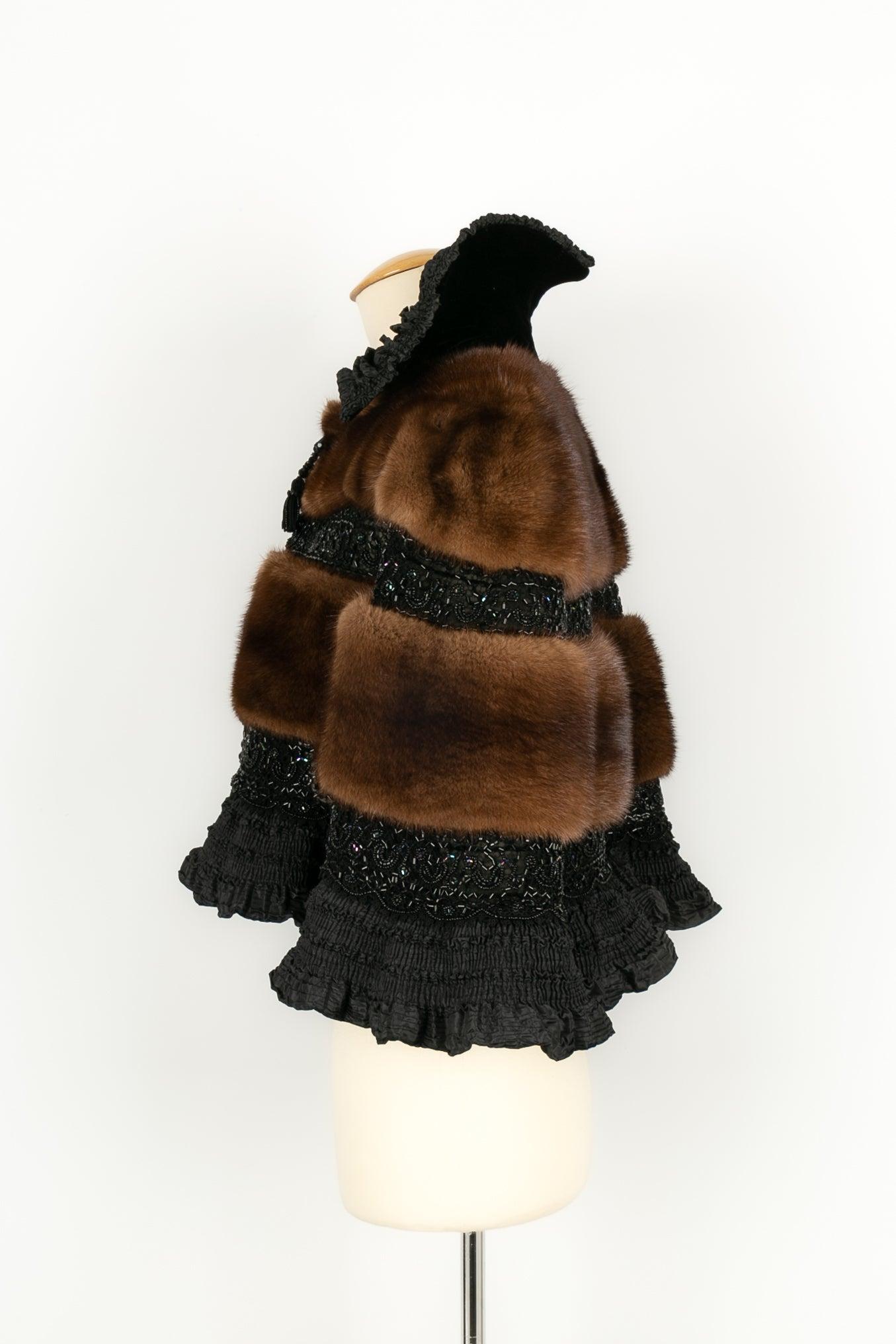 Christian Lacroix -(Made in France) Cape in taffeta, lace, beads and mink fur. Size 38FR. Ready-to-wear collection Fall-Winter 1998/99.

Additional information: 
Dimensions: Shoulder width: 42 cm, Length: 43 cm
Condition: Very good condition
Seller