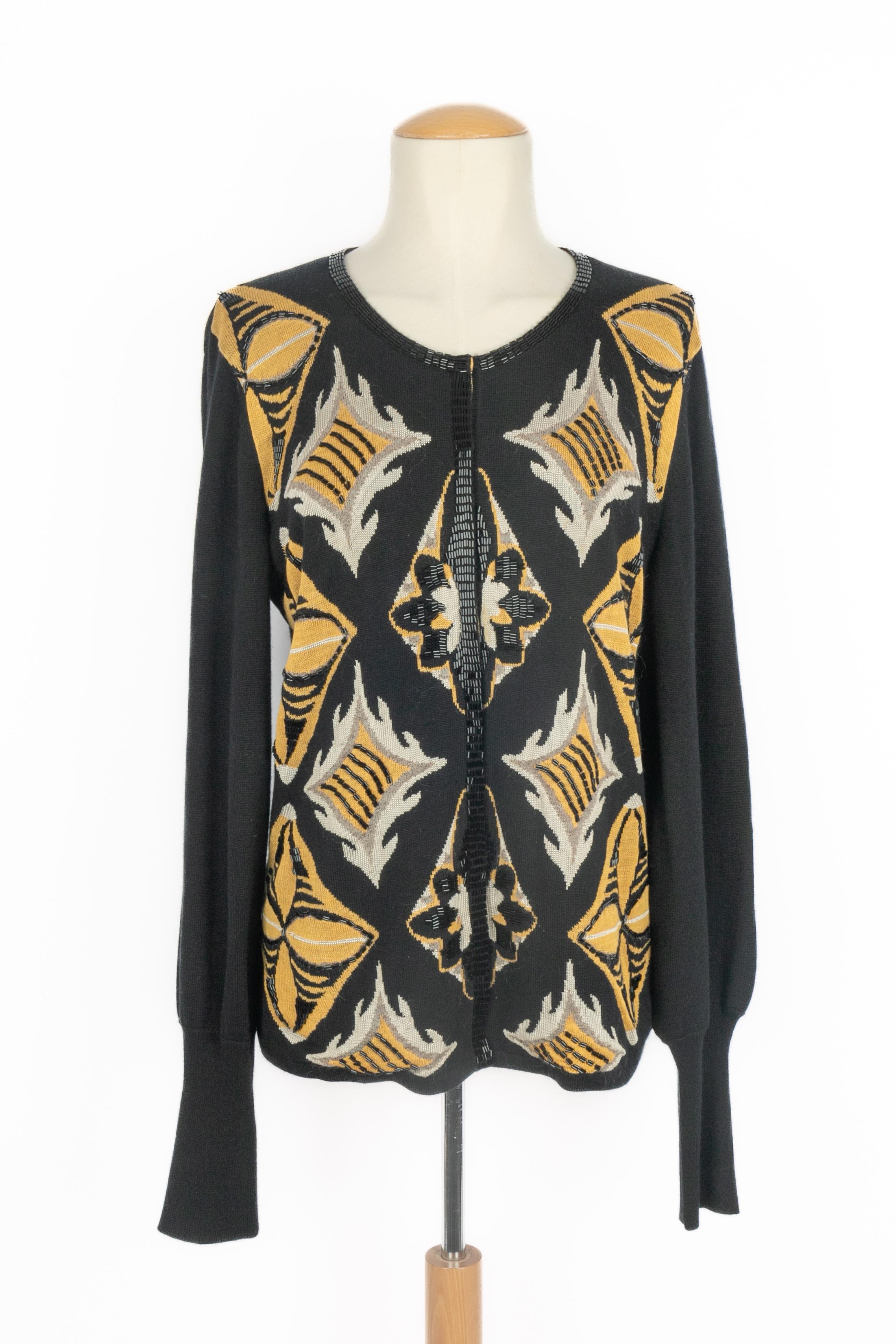 CHRISTIAN LACROIX - Chaqueta de punto de mezcla de seda y cachemira en tonos negro, amarillo y beige, bordada con perlas negras. No se indica la talla, se ajusta a una 38FR/40FR.

Estado:
Buen estado

Dimensiones:
Anchura de los hombros: 42 cm -