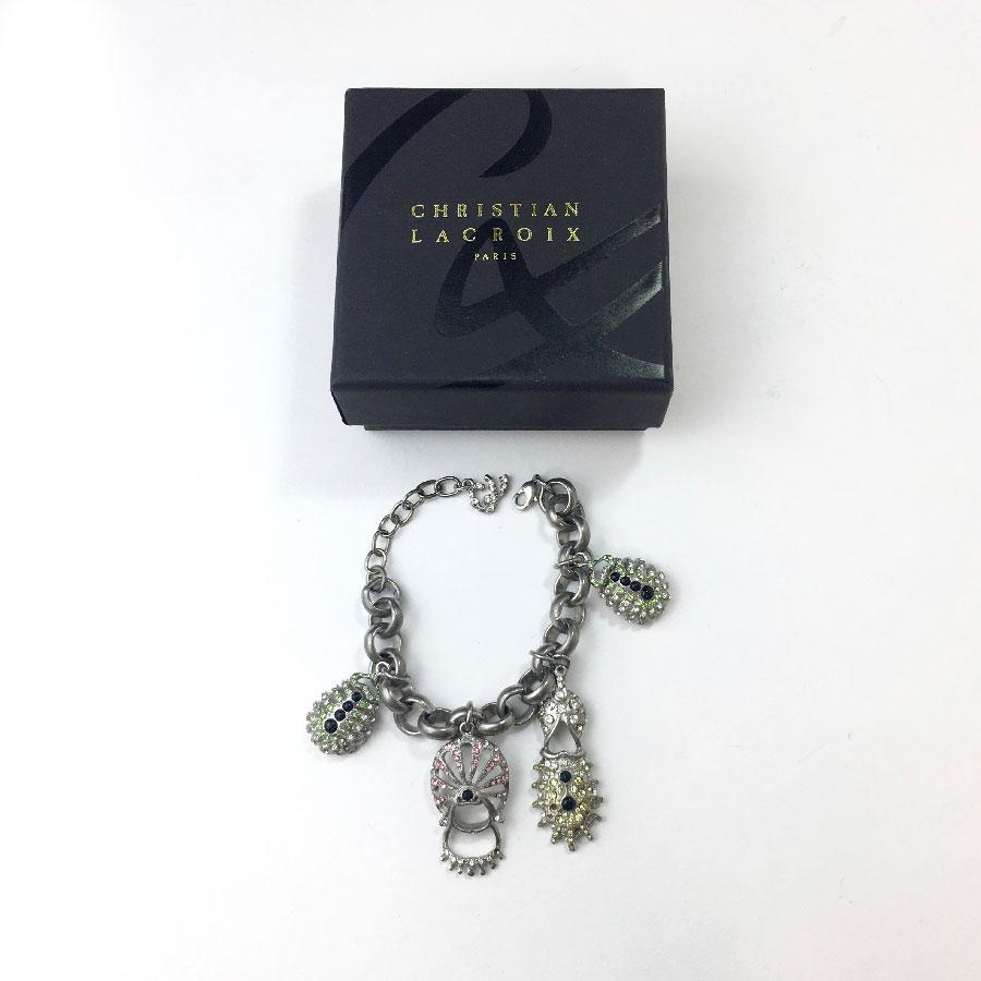 Christian Lacroix chain bracelet composed of a silver metal chain embellished with charms set with colored rhinestones.

Immaculate condition. Made in France.

Dimensions: total length: 20.5 cm, size of the charms: 5.5 cm

Will be delivered in its