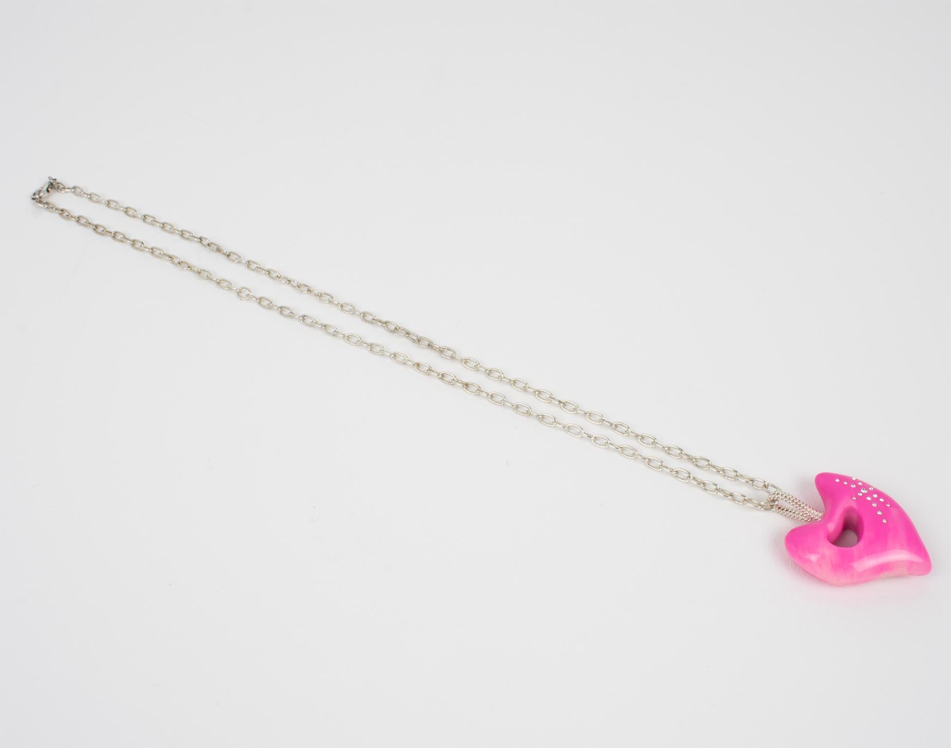 Collana a catena Christian Lacroix con medaglione a forma di cuore in resina rosa in vendita 6