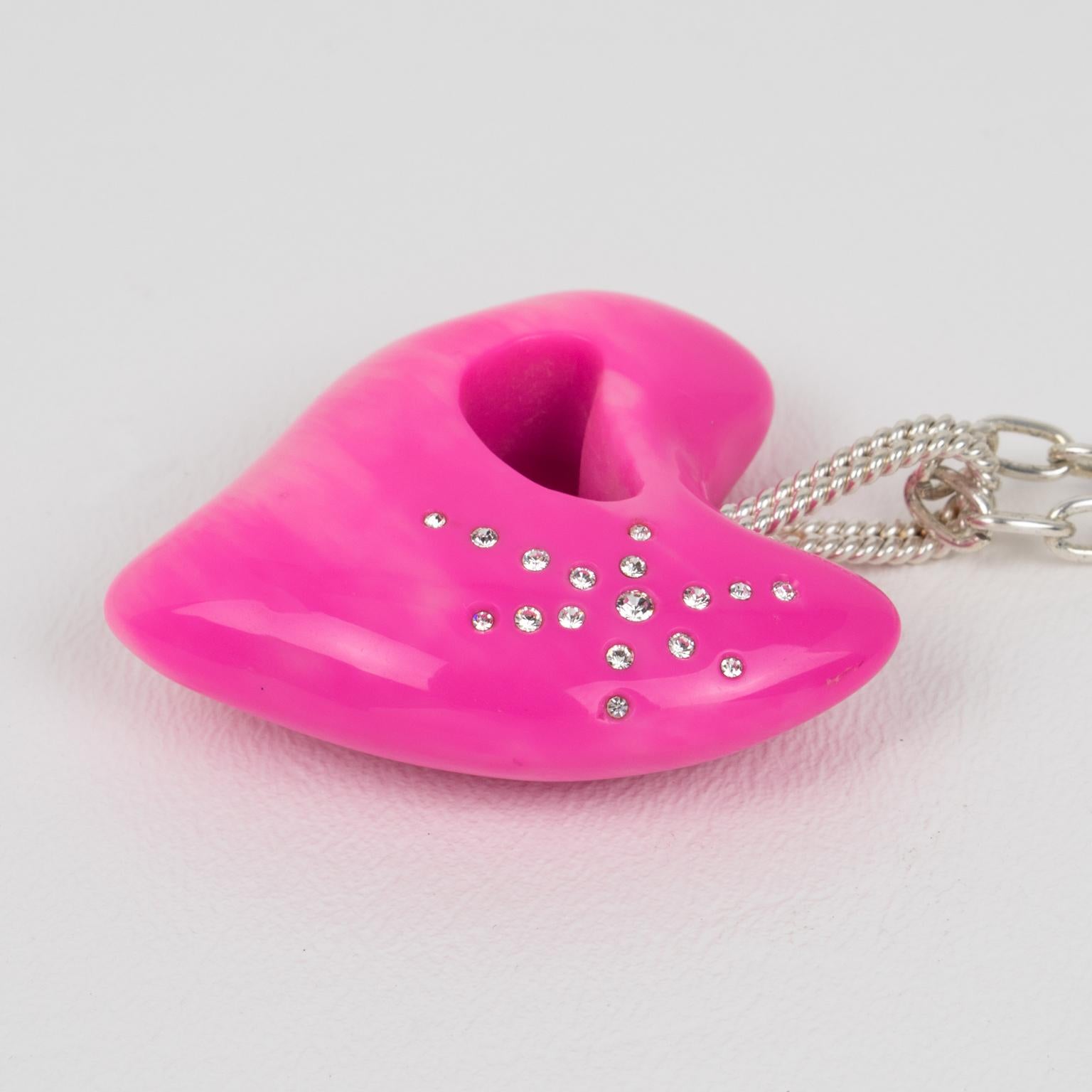 Collana a catena Christian Lacroix con medaglione a forma di cuore in resina rosa in vendita 1