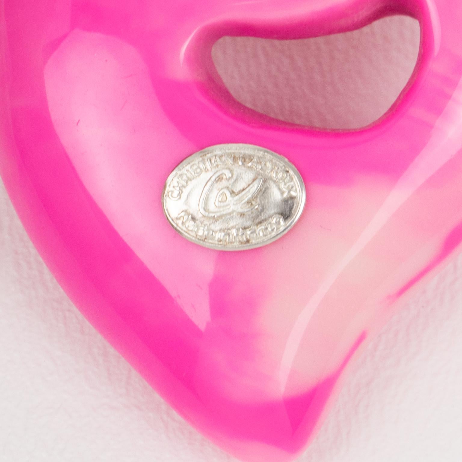 Collana a catena Christian Lacroix con medaglione a forma di cuore in resina rosa in vendita 4