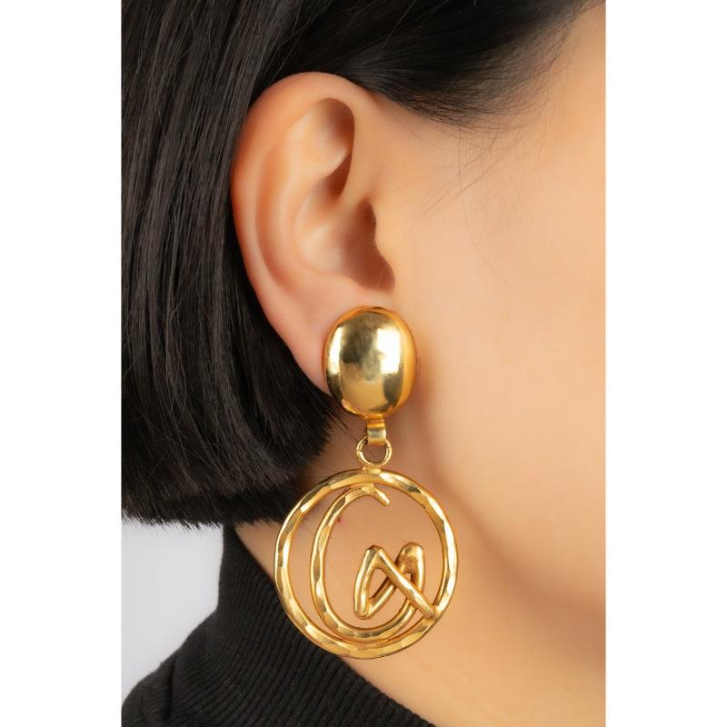Christian Lacroix - (Made in France) Golden metal clip-on earrings representing the brand's initials. Jewellery from the 1990s.

Additional information:
Condition: Very good condition
Dimensions: Length: 7 cm
Period: 20th Century

Seller Reference: