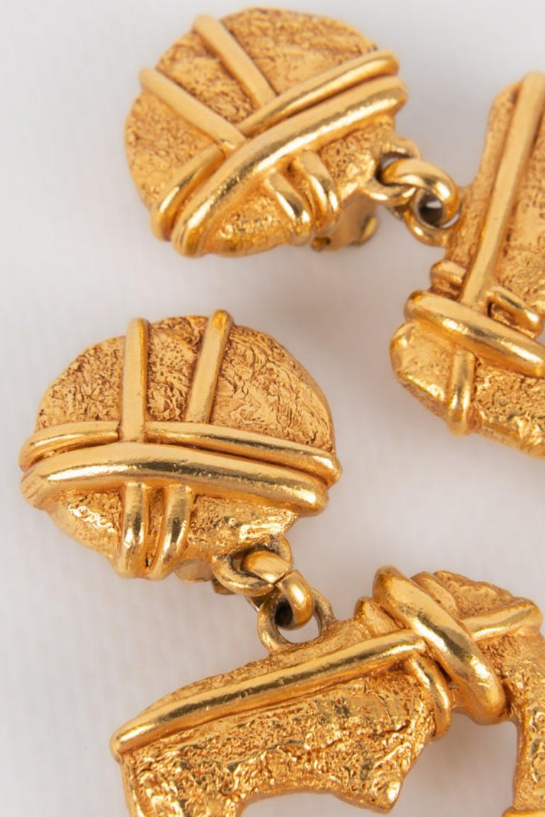 Christian Lacroix - (Made in France) Long clip-on earrings made with articulated golden metal. 1994 Spring-Summer

Additional information: 
Condition: Very good condition
Dimensions: Length: 10.5 cm
Period: 20th Century

Seller Reference: BO267