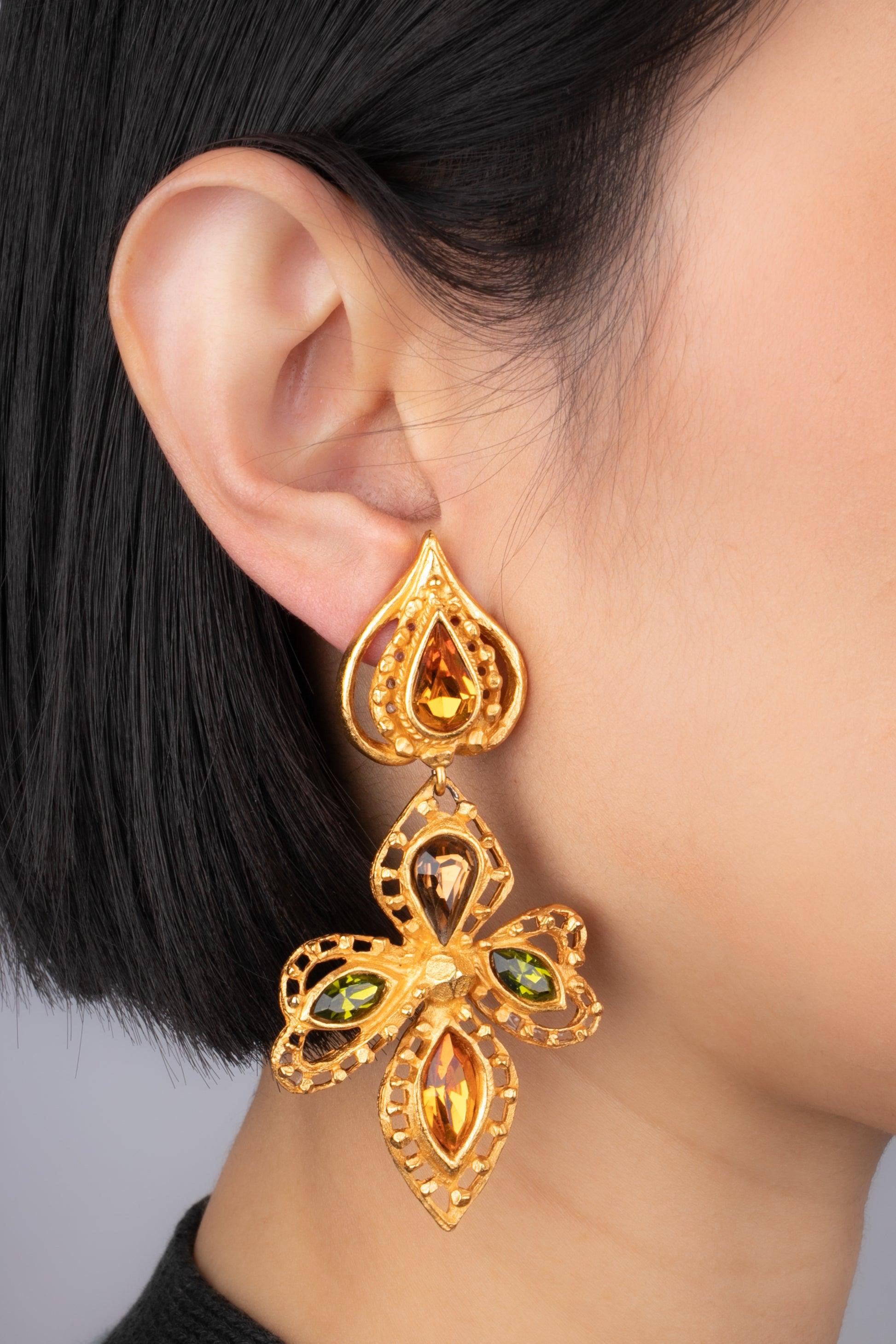 Christian Lacroix - (Made in France) Golden metal clip-on earrings with rhinestones.

Additional information:
Condition: Very good condition
Dimensions: Length: 8.5 cm

Seller Reference: BO12