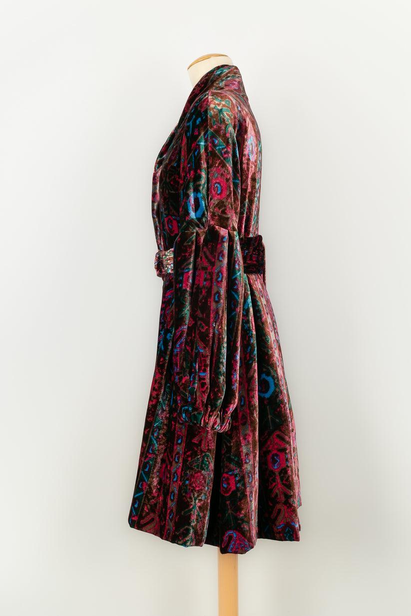 Christian Lacroix - Maxi coat in silk velvet in mauve and purple tones. Silk lining. Haute Couture Piece from the Fall-Winter 1988/89 collection. No size label, it fits a 38FR.

Additional information:
Condition: Very good condition
Dimensions: