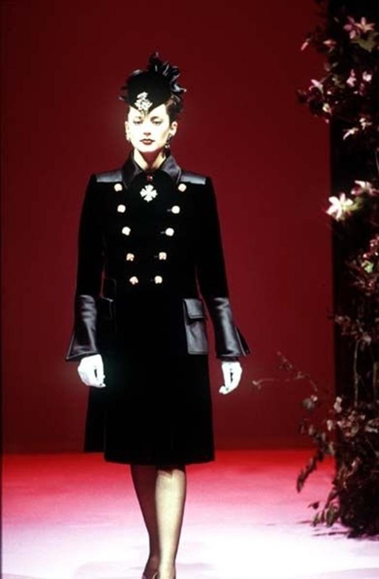 Christian Lacroix - Haute Couture coat made of black velvet and silk. Buttons in gold-plated metal, glass paste, and rhinestones. No size indicated, it fits a 38FR.
Collection Haute Couture Automne-Hiver 1995.

Additional information:
Condition: