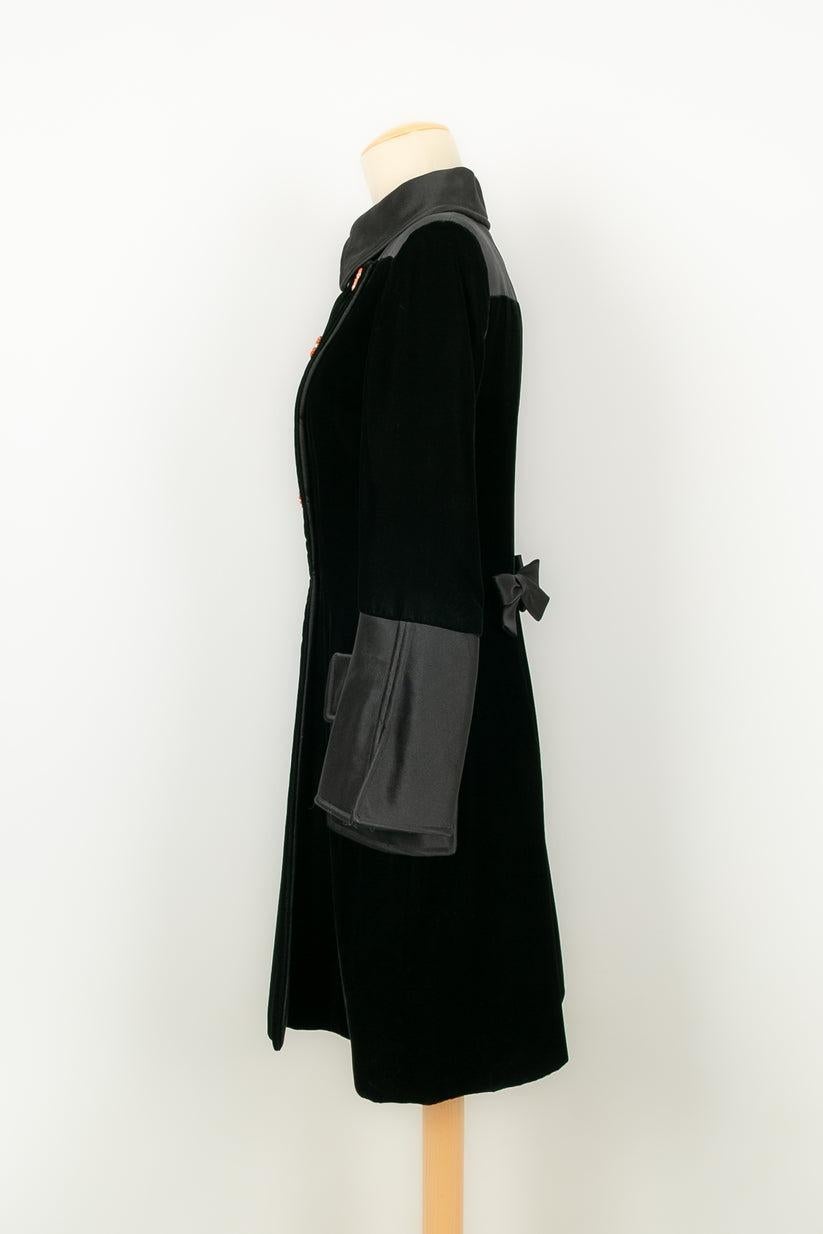 Christian Lacroix Coat of Black Velvet and Silk Haute Couture In Excellent Condition For Sale In SAINT-OUEN-SUR-SEINE, FR