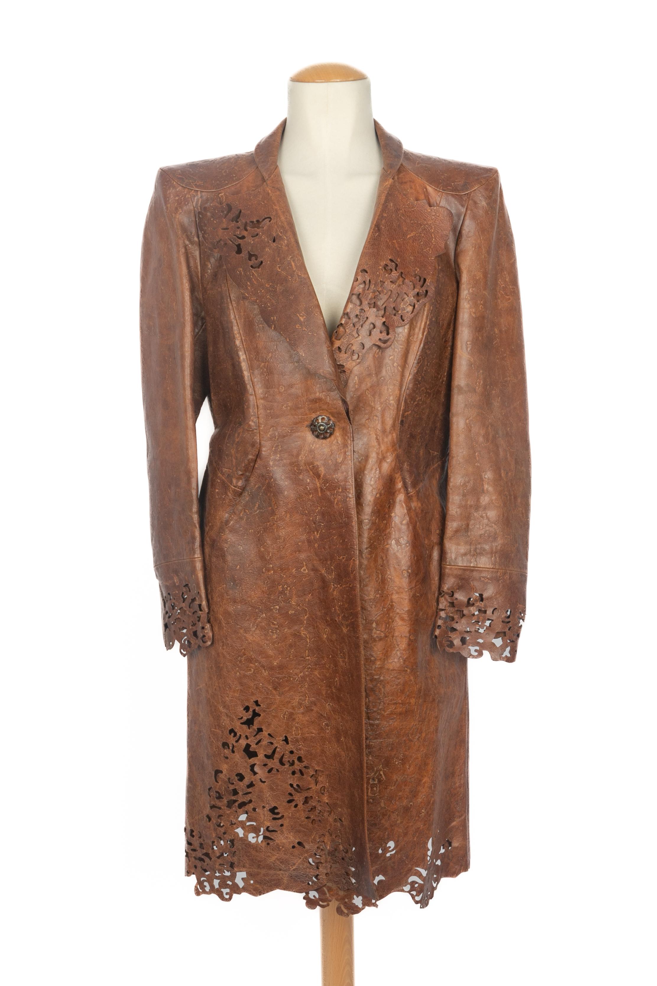 CHRISTIAN LACROIX - (Fabricado en Francia) Abrigo de piel de becerro lavada con escote calado, bajo de mangas y bajo de abrigo. Se indica la talla 42FR. Colección otoño-invierno 1998.

Estado:
Muy buen estado

Dimensiones:
Anchura de los hombros: 45