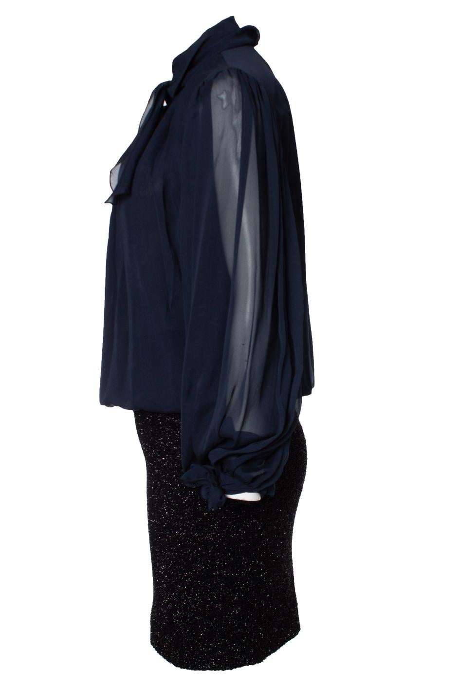 Christian Lacroix, Cocktail dress in blue and black with ribbons on the ends of the sleeves and on the back. Mini stain on the left shoulder

• CONDITION: good condition 

• SIZE: DE32 - XXS 

• MEASUREMENTS: length 114 cm, width 54 cm, waist 40 cm,