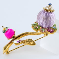 Christian Lacroix Broche florale en cristal coloré et soie bijouée