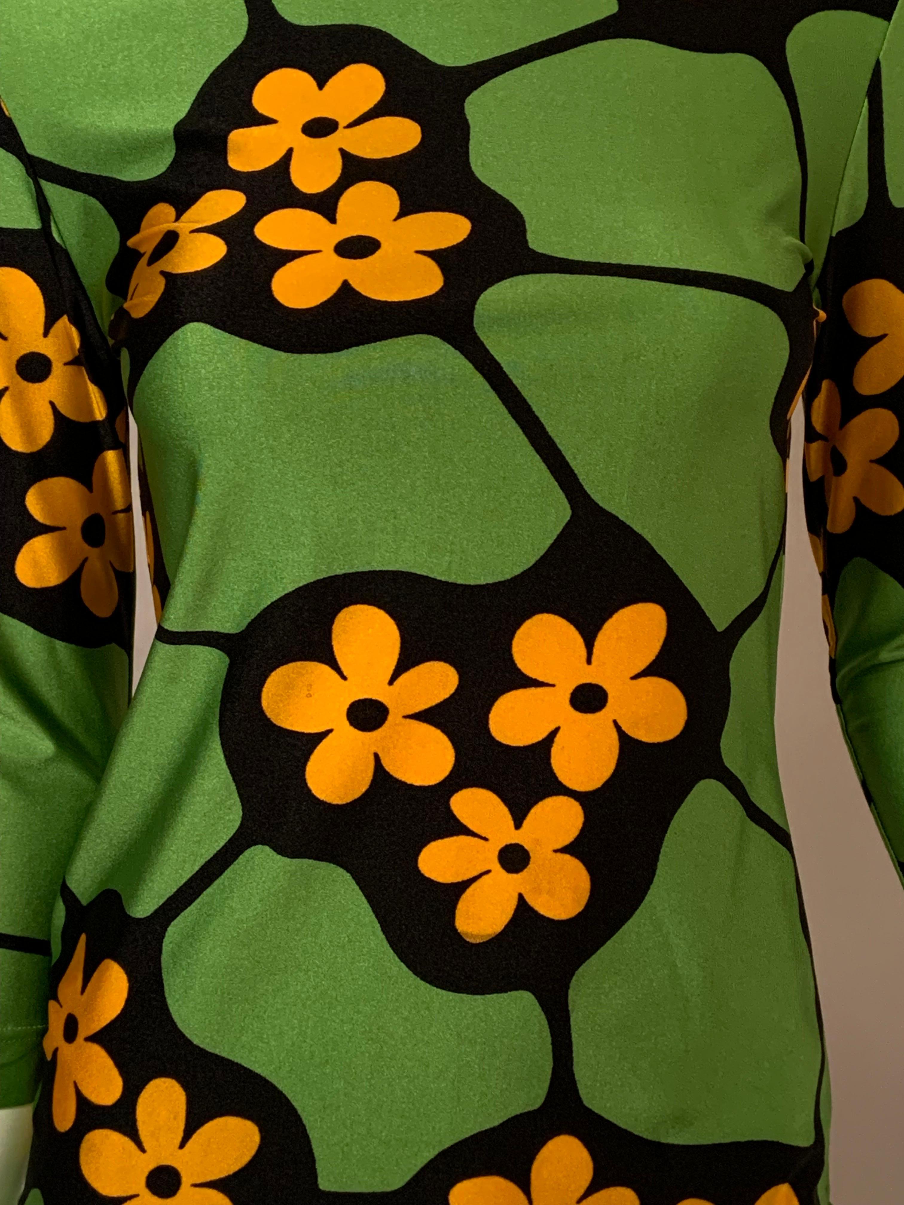 Christian Lacroix utilizza un vivace sfondo verde per mettere in risalto il disegno floreale nero e giallo di questo top pullover.  Il top ha uno scollo a barchetta, maniche a 3/4 e una lunghezza sui fianchi.  È in ottime condizioni e sembra non
