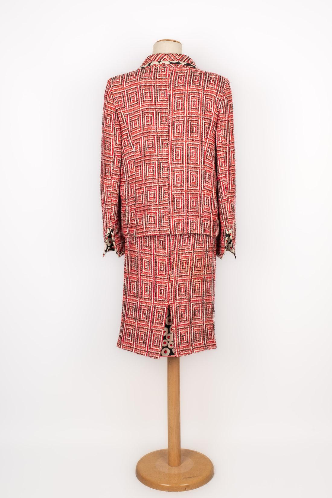 Christian Lacroix - (Made in France) Cotton tweed suit with a jacket and a skirt. Size 48FR. To be mentioned, there ara some stains on the lining.

Additional information:
Condition: Good condition
Dimensions: Jacket: Shoulder width: 43 cm - Sleeve