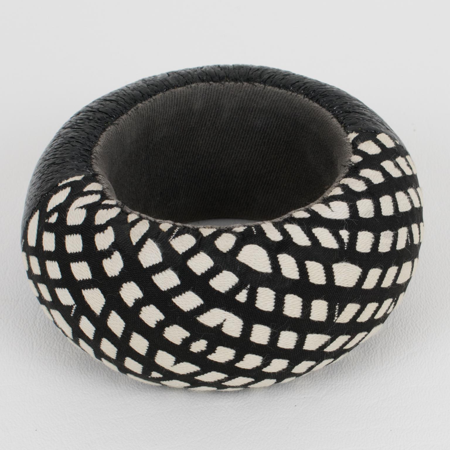 Questo splendido braccialetto bangle firmato Christian Lacroix a Paris è un eccezionale modello couture da passerella della Collezione Prêt-à-Porter Primavera 2008. Questo pezzo è documentato. Si prega di vedere le ultime immagini come riferimento.