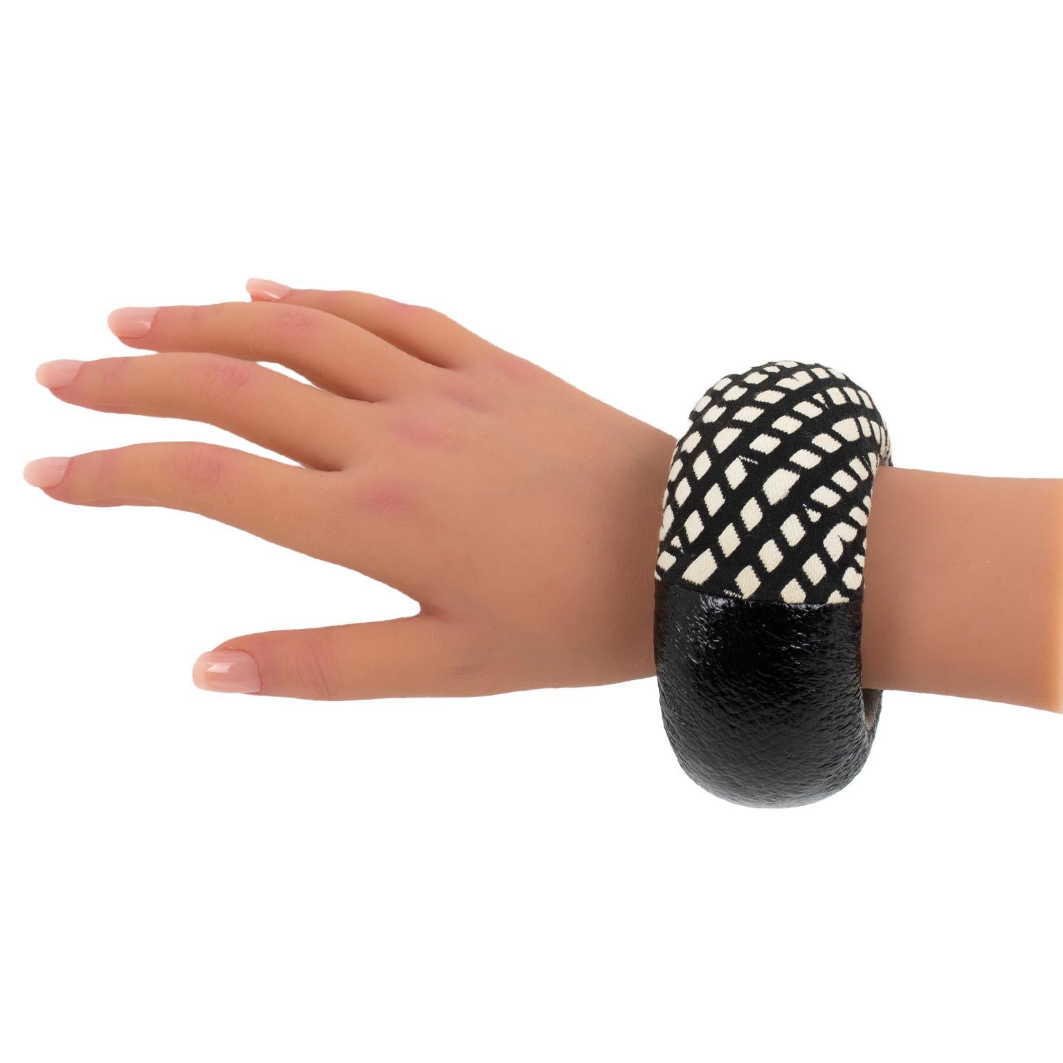 Christian Lacroix Couture Bracciale Bangle Tessuto a maglia bianco e nero in vendita 2