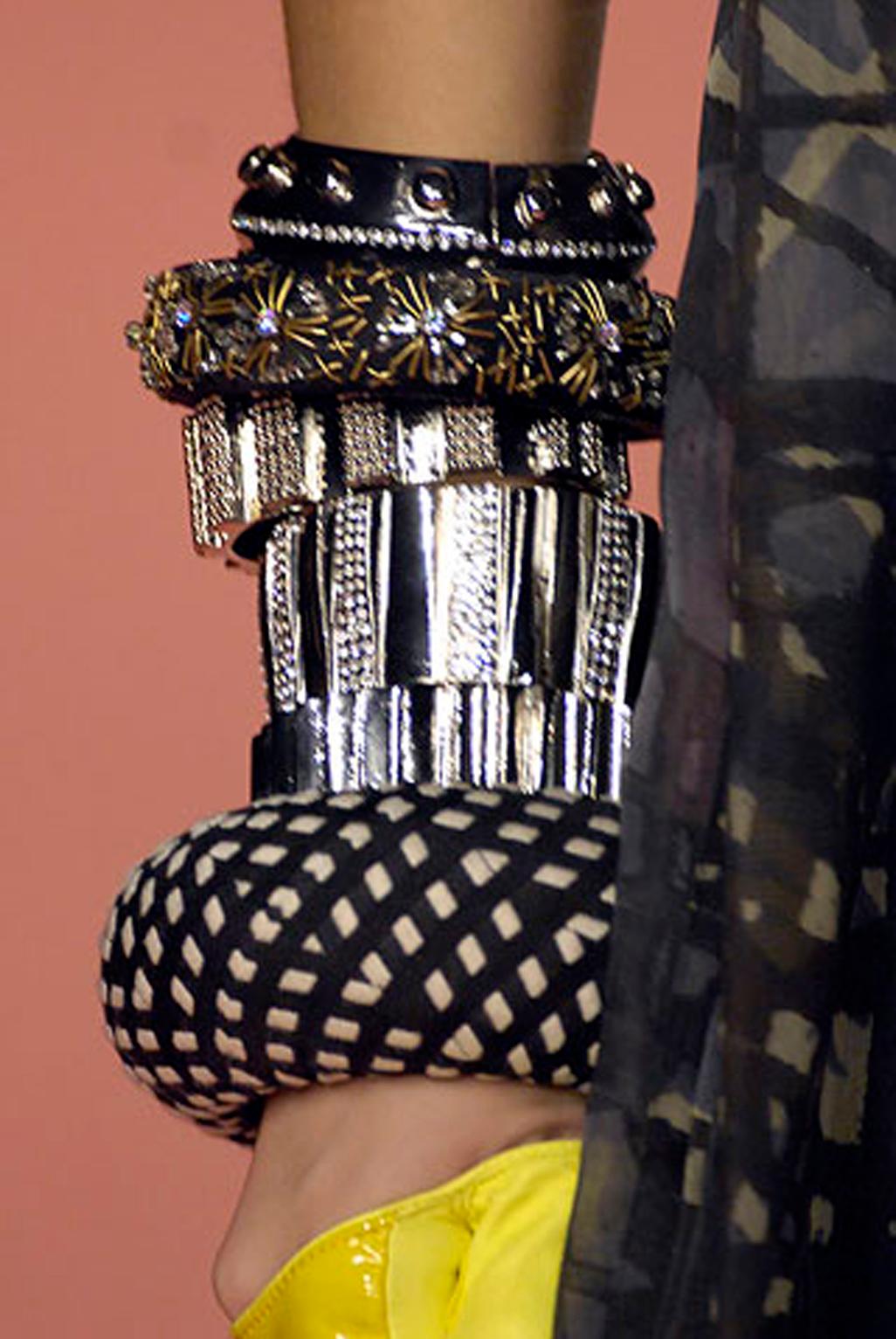 Christian Lacroix Couture Bracciale Bangle Tessuto a maglia bianco e nero in vendita 4