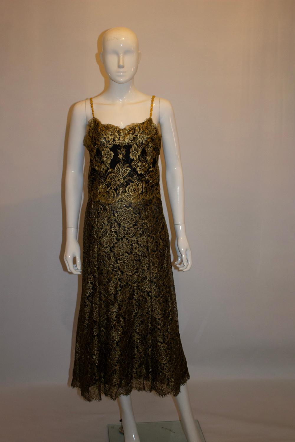 Ein atemberaubendes Abendkleid von Christian Lacroix.
Das Kleid ist aus einer wunderschönen goldenen Spitze mit schwarzem Seidenfutter. Sie hat einen seitlichen Reißverschluss und Kettenschulterriemen, die auf Wunsch gegen Bänder ausgetauscht werden