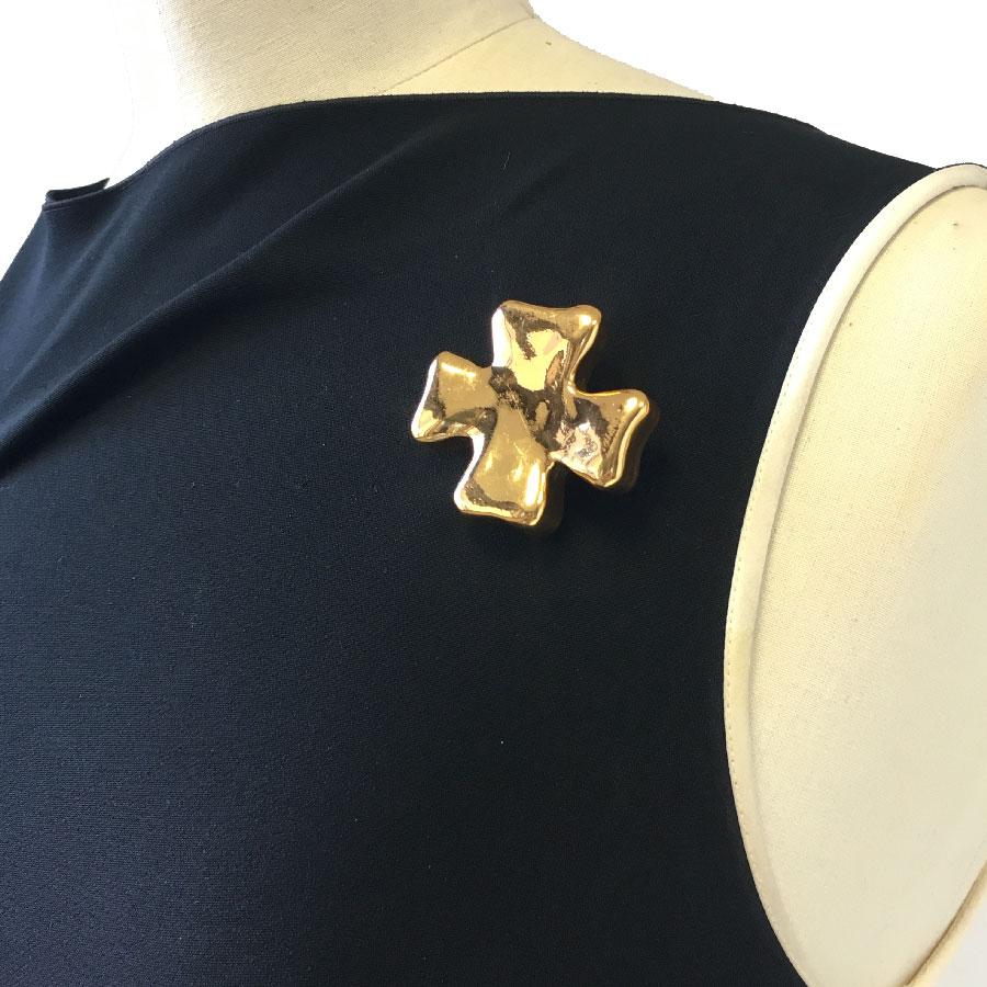 Christian Lacroix Cross Brooch In Golden Resin. In Good Condition In Paris, FR
