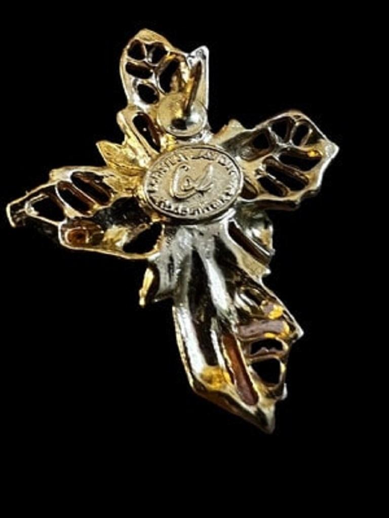 Christian Lacroix pin brooch, never worn. Metal with 24 micron plating. and swaroski 3cms


I am a partner with French experts group , recognized by the PayPal buyer’s protection and by the Ministry of Research in France.)

I can provide a