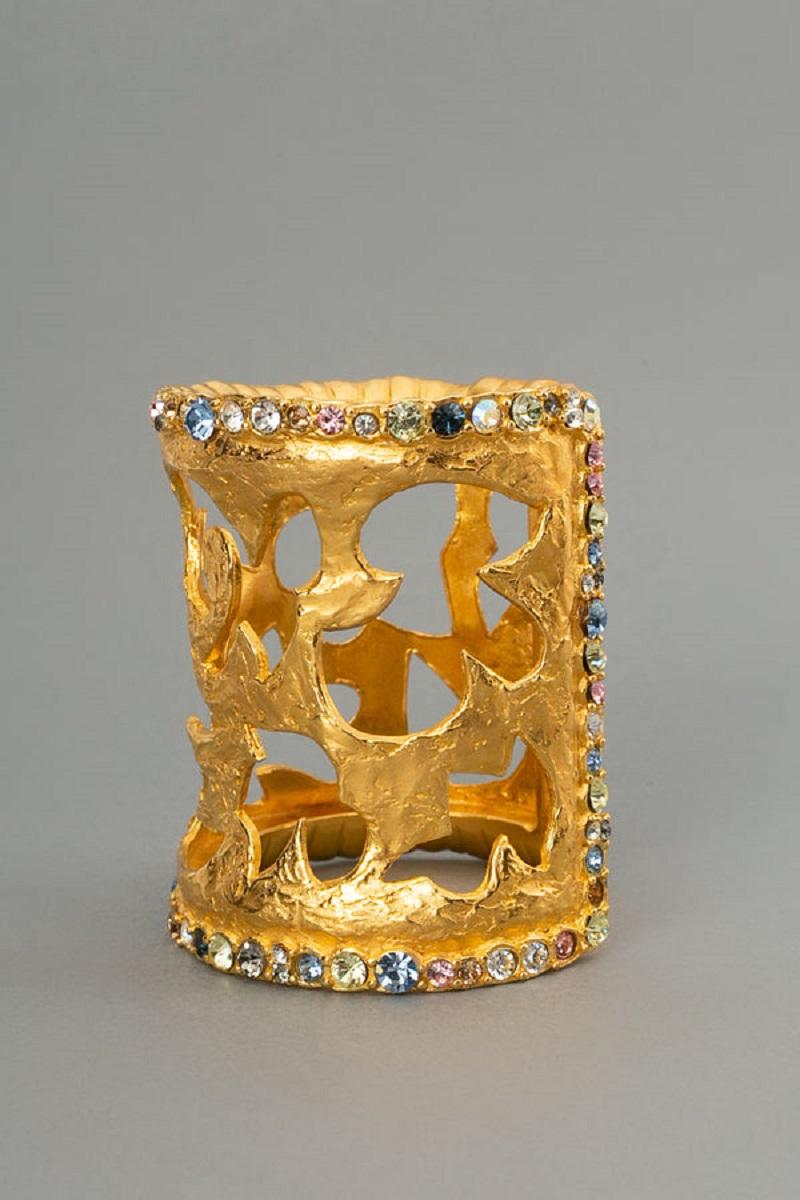 Christian Lacroix (Made in France) Cuff bracelet in openwork gilded metal set with multicolor rhinestones.

Additional information:
Dimensions: Circumference: 14.5 cm (5.7