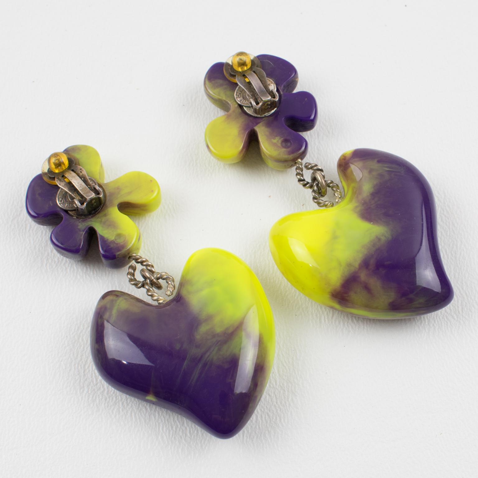 Christian Lacroix Dangle Clip Earrings Purple and Pistachio Resin Heart In Excellent Condition For Sale In Atlanta, GA