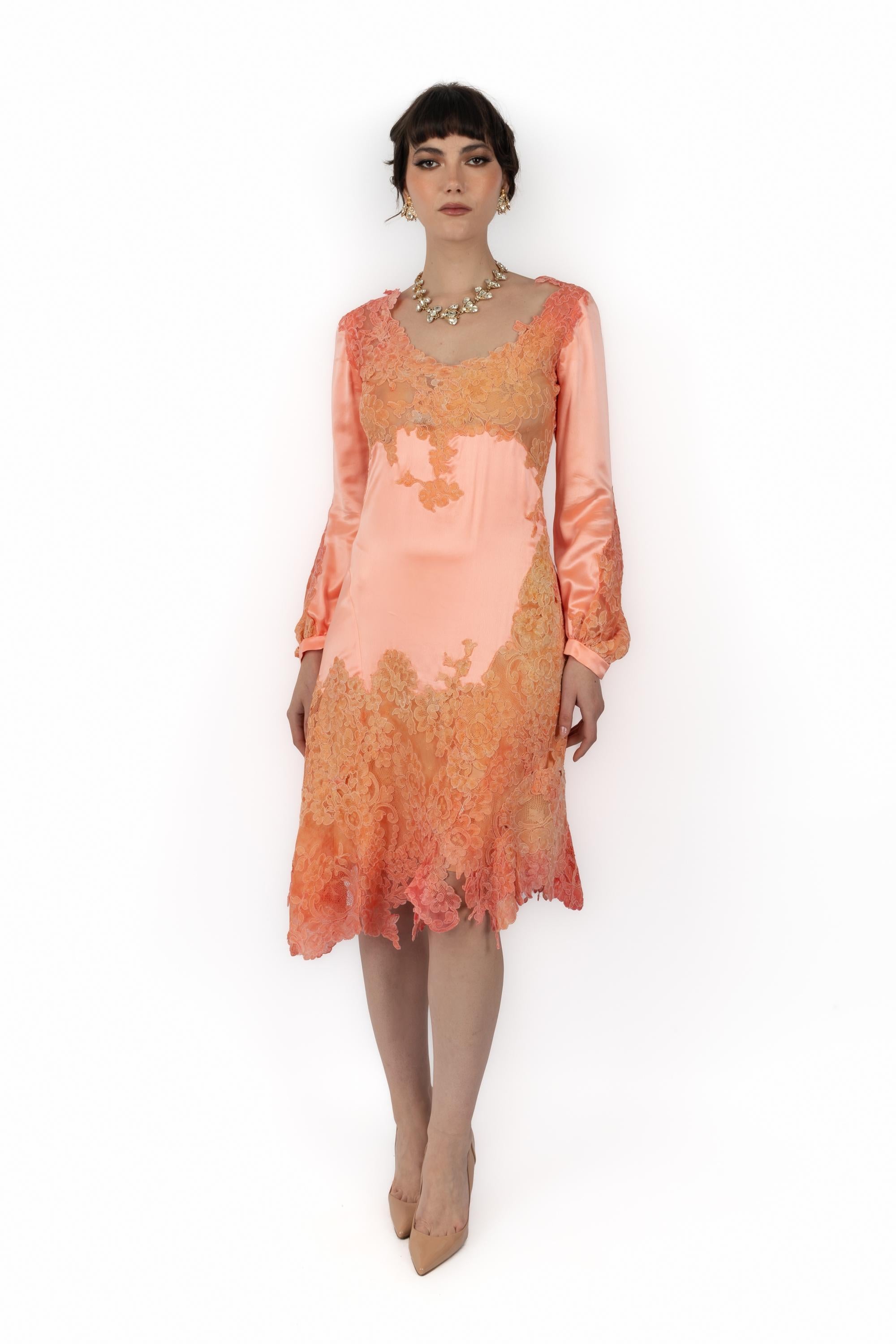 CHRISTIAN LACROIX - (Fabriqué en France) Robe en guipure et soie dans les tons rose et orange. Composition et labels de taille manquants, il convient à un 36FR. Une Collection Haute Couture sous la Direction artistique de Christian Lacroix.

Condit