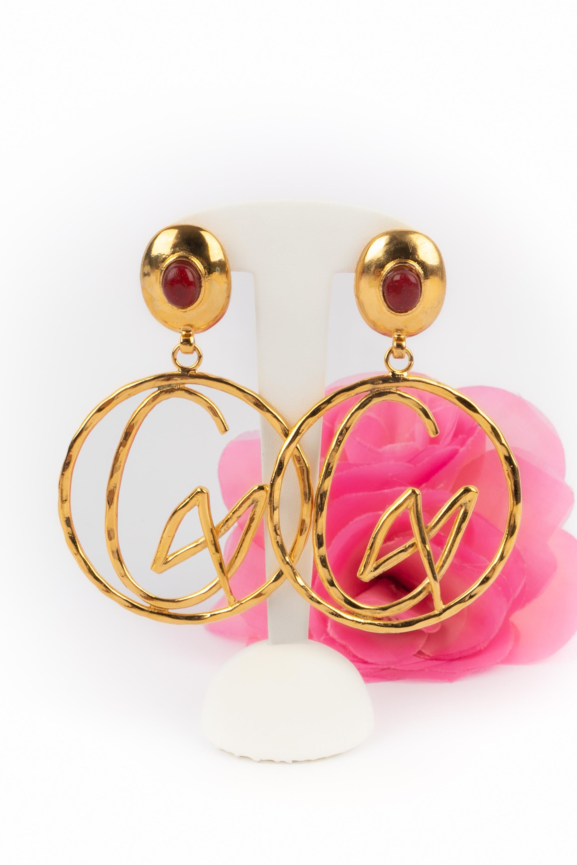 Christian Lacroix - (Made in France) Orecchini a clip in metallo dorato con cabochon in pasta di vetro rossa. Gioielli degli anni '90.

Condizioni:
Ottime condizioni

Dimensioni:
Lunghezza: 9 cm

SKU:BO424