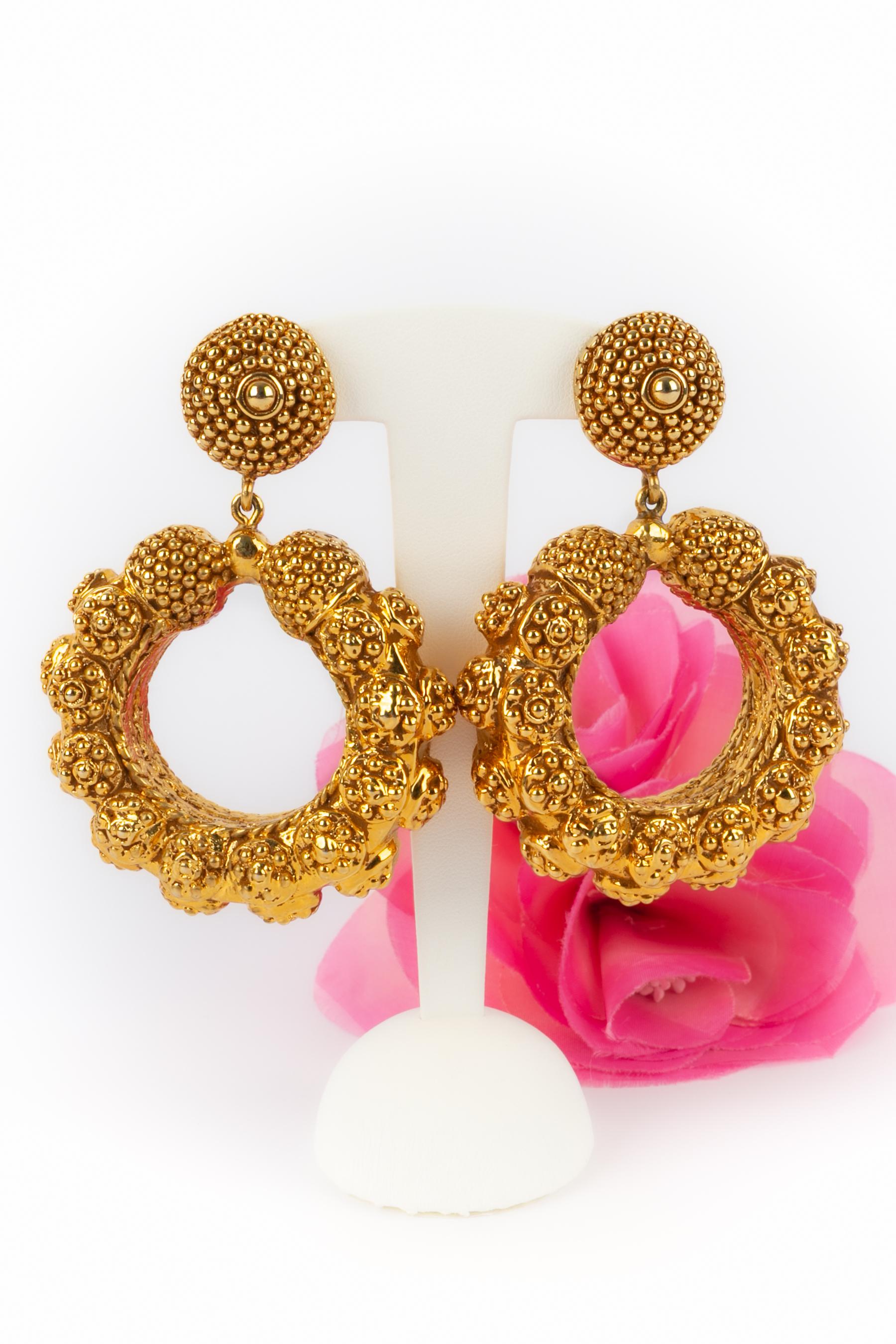 Christian Lacroix - (Made in France) Orecchini a cerchio in metallo dorato.

Condizioni:
Ottime condizioni

Dimensioni:
Altezza: 8.5 cm

SKU:BO138