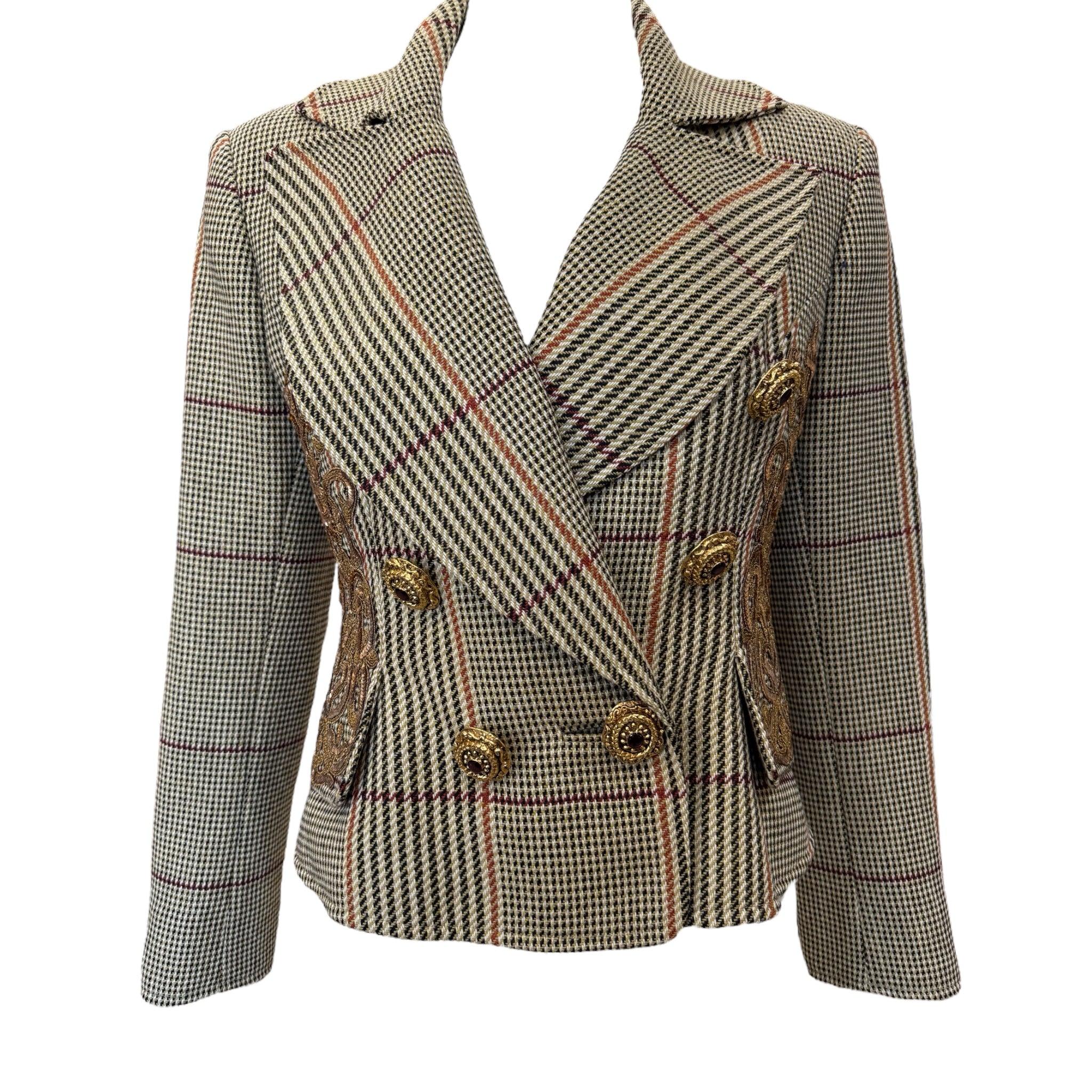 Traje con falda de cuadros Christian Lacroix de principios de los 90. Tonos cálidos de marrón otoñal con toques anaranjados. La chaqueta es de cuadros escoceses y la falda es de pata de gallo en una paleta de colores a juego. Chaqueta de doble
