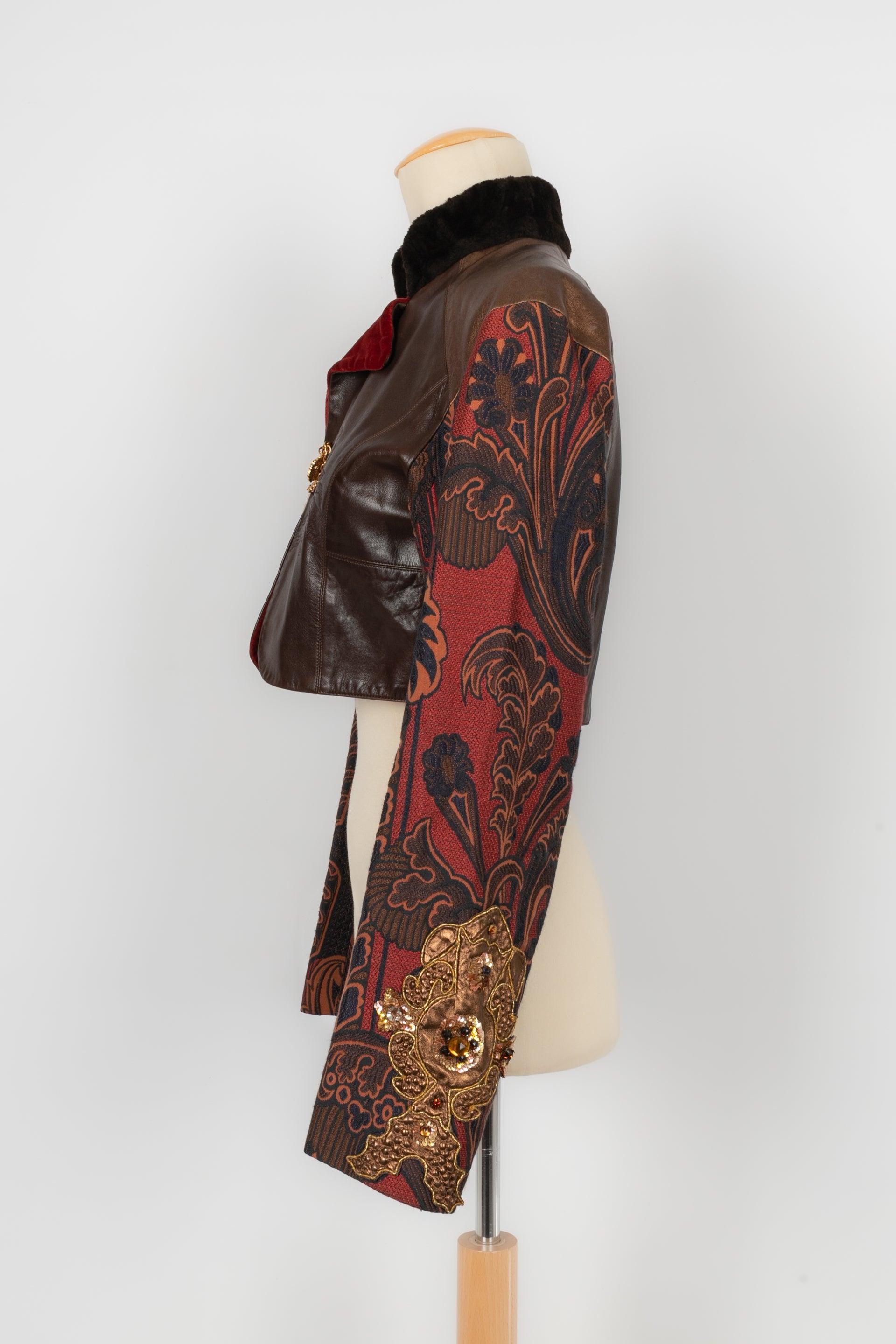 Christian Lacroix - Embroidered fabric and leather short jacket with a velvet and fur collar. No size indicated, it fits a 36FR.

Additional information:
Condition: Very good condition
Dimensions: Shoulder width: 43 cm
Chest: 43 cm
Sleeve length: 60