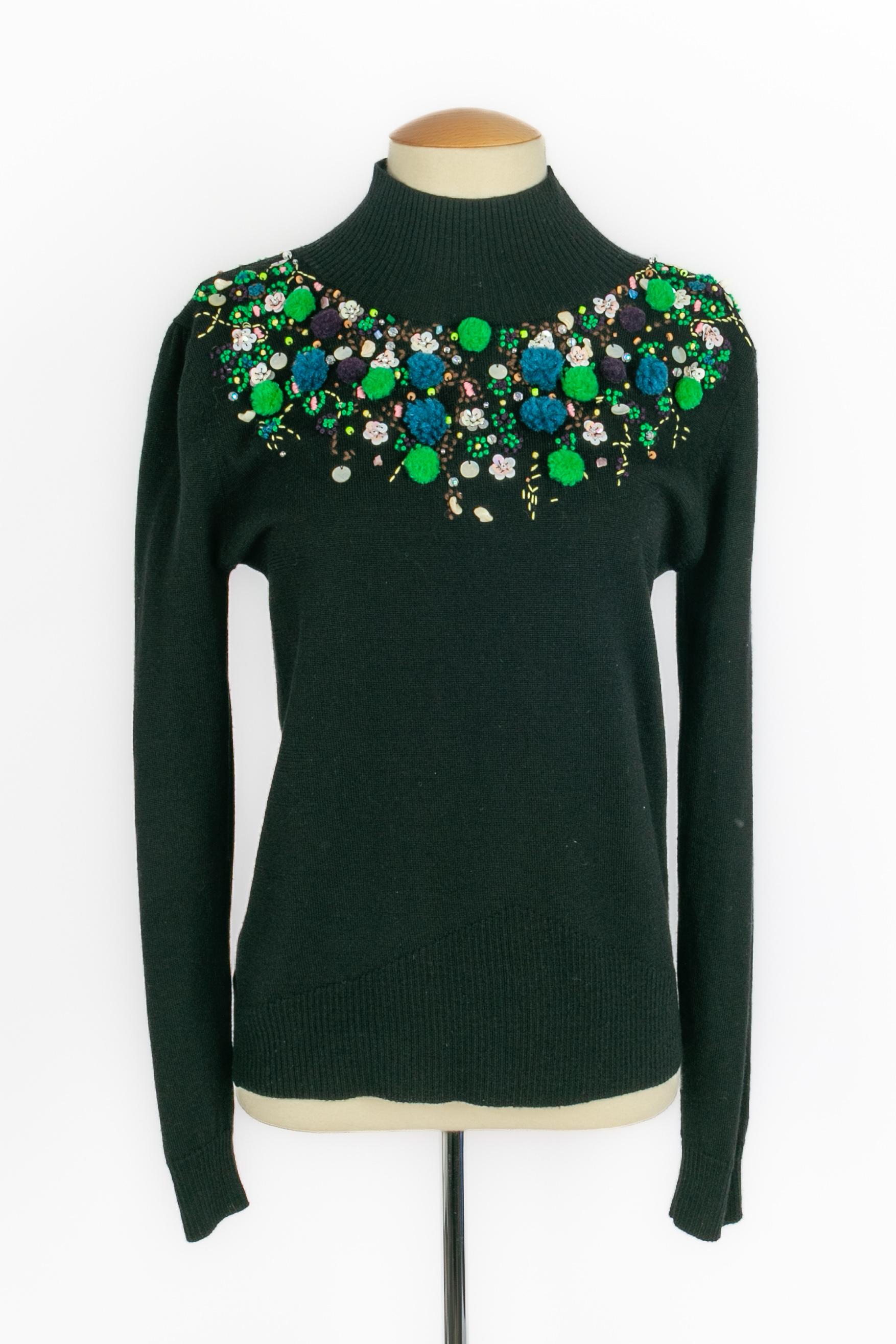 CHRISTIAN LACROIX - (Made in Hong Kong) Black wool sweater sewn with pearls and colorful pompoms. Size XL. It comes with a scarf.

Condition:
Very good condition

Dimensions:
Shoulder width: 43 cm - Chest: 43 cm - Sleeve length: 62 cm - Length: 63