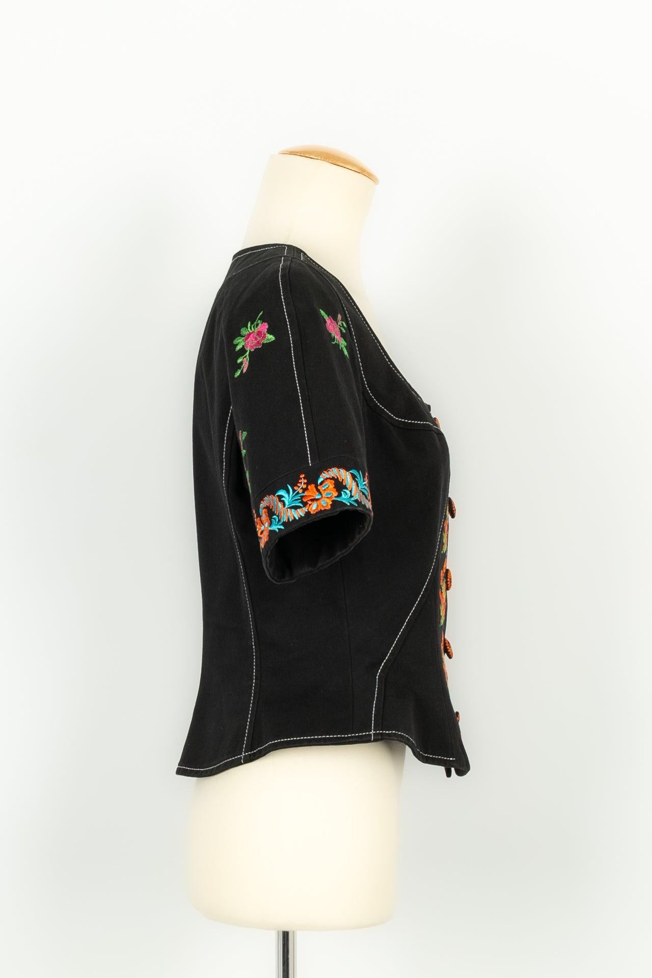 Christian Lacroix - (Made in France) Top aus schwarzer Baumwolle, bestickt mit mehrfarbigen Blumenmustern. Größe 40FR. Collection'S Frühjahr-Sommer 1993. Zu beachten ist, dass die schwarze Baumwolle marmoriert ist, aber nur im Inneren der