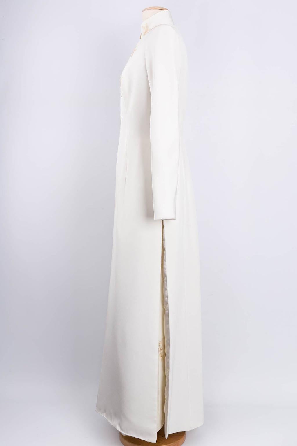 Christian Lacroix (Made in France) Set, bestehend aus einem Mantel und einem mit Tüll und Blumen bestickten Brautkleid. Collection'S 2002. Größe 40FR.

Zusätzliche Informationen: 
Abmessungen: Mantel: Schultern: 40 cm (15.74