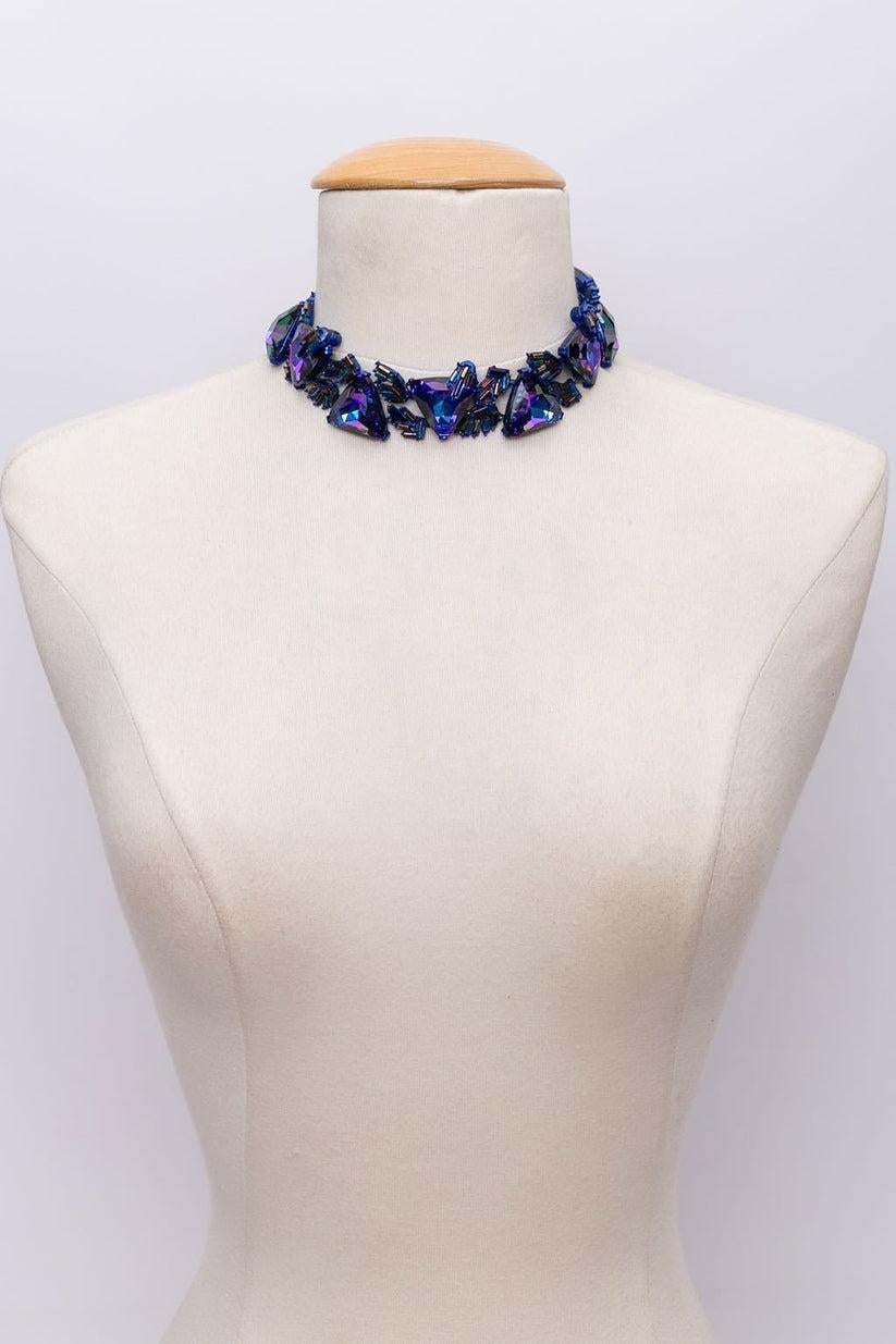 Christian Lacroix (Made in France) Short necklace made of enamelled metal, paved with rhinestones and adorned with beads.

Additional information: 

Dimensions: 
Length: 32 cm (12.6 in) to 40 cm (15.75 in), Width: 2 cm (0.79 in) 
Condition: Very