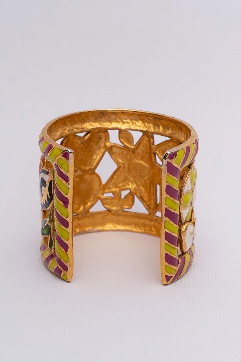 Christian Lacroix (Made in France) Cuff bracelet made of enamelled gilted metal.

Additional information:

Dimensions: 
Circumference: 14 cm (5.51 in) 
Height: 5.2 cm (2.05 in) 
Openning: 3.5 cm (1.38 in)

Condition: 
Very good condition
Seller Ref
