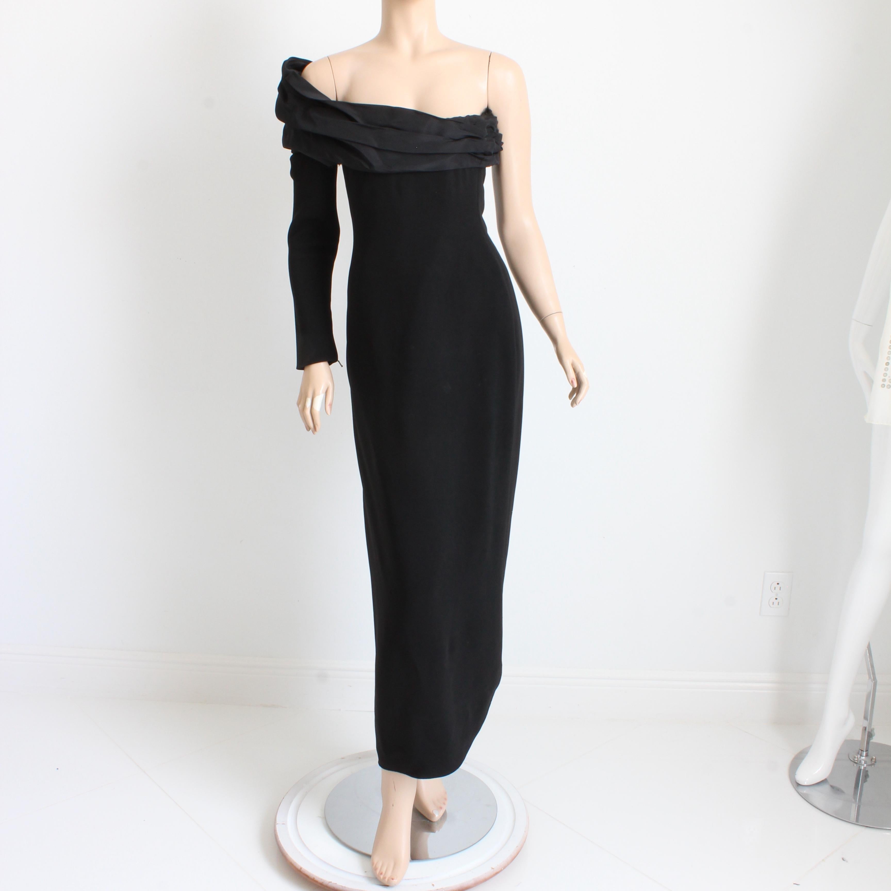 Dieses fabelhafte Haute-Couture-Abendkleid stammt von Christian Lacroix, wahrscheinlich aus den frühen 1980er Jahren. Dieses Kleidungsstück aus feinem Seidenkrepp (kein Inhaltsetikett) wird mit einer Reihe von Häkchen und Druckknöpfen am Korsett des