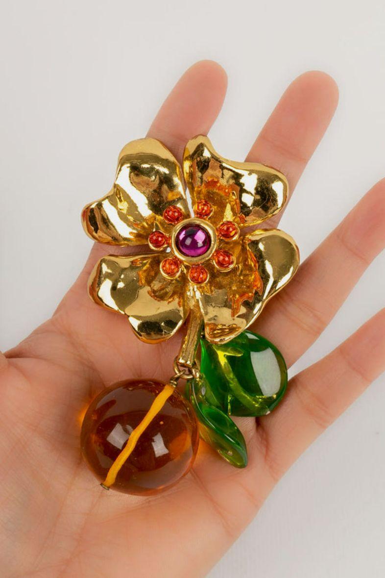 Christian Lacroix -(Made in France) Brooch in gold metal and resin.

Additional information:
Dimensions: Height: 9 cm
Condition: Very good condition
Seller Ref number: BR121