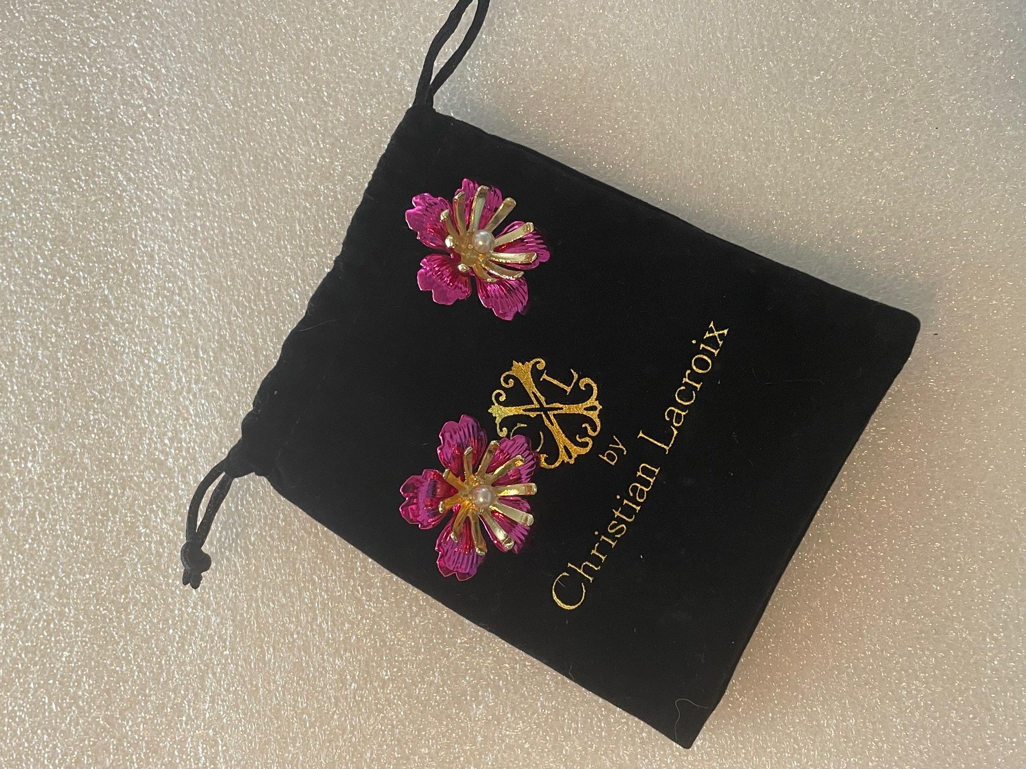 Christian Lacroix Flower earrings In Good Condition For Sale In Nivelles, BE