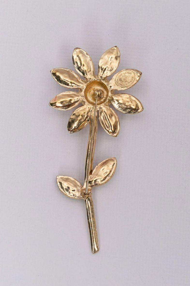 Christian Lacroix (Made in France) Flower-shaped brooch in gilded metal paved with rhinestones.

Additional information:
Dimensions: 9.5 cm x 4 cm (3.74