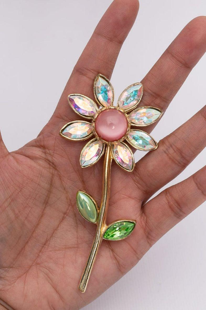Christian Lacroix Flower Shaped Brooch in Gilded Metal For Sale 1