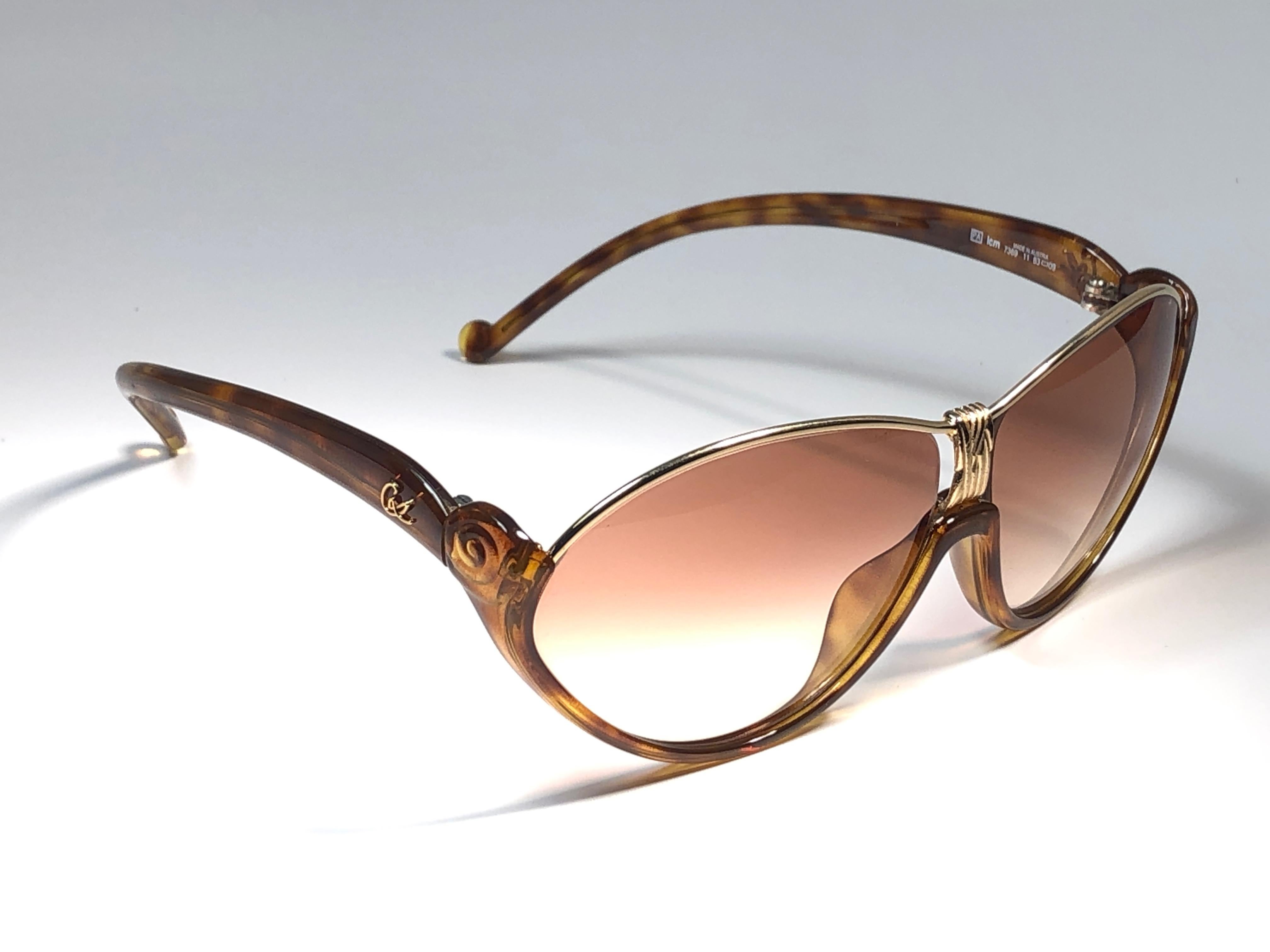 Rare pair of New vintage Christian Lacroix sunglasses.   

Tortoise & gold baroque frame holding a pair of brown lenses. 
New, never worn or displayed. This item may show minor sign of wear due to storage.


Made in France.