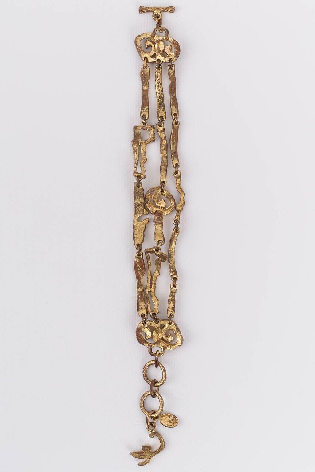 Christian Lacroix (Made in France) Pulsera articulada de metal dorado martillado y grabado, engastada con brillantes.

Más información:
Dimensiones: Longitud: 18 - 20 cm (7,08
