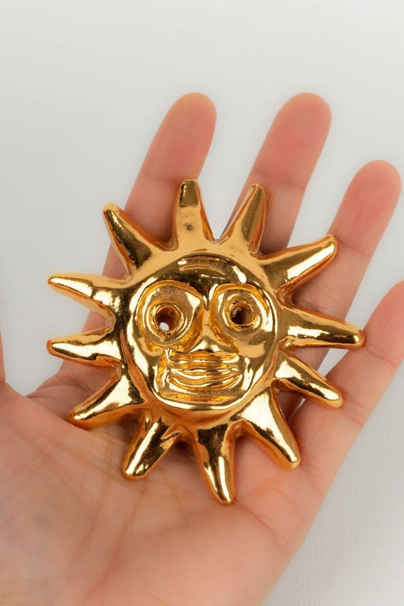 Christian Lacroix -(Made in France) Gilded metal brooch featuring a sun.

Additional information:
Dimensions: Diameter: 8 cm
Condition: Very good condition
Seller Ref number: BR95