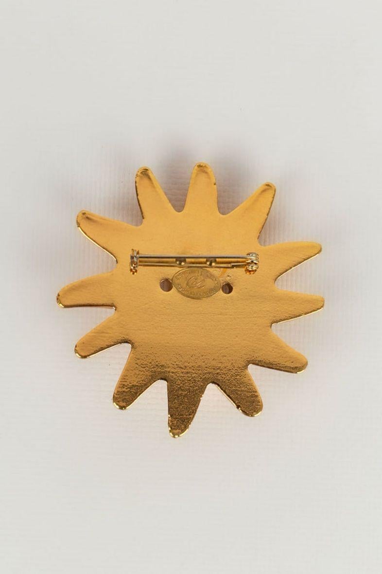 Christian Lacroix Gilded Metal Sun Brooch In Excellent Condition For Sale In SAINT-OUEN-SUR-SEINE, FR
