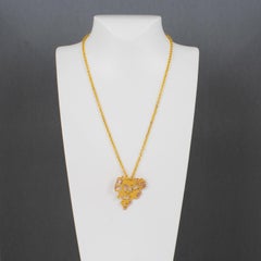 Christian Lacroix, collier pendentif cœur brutaliste en métal doré et bijoux roses