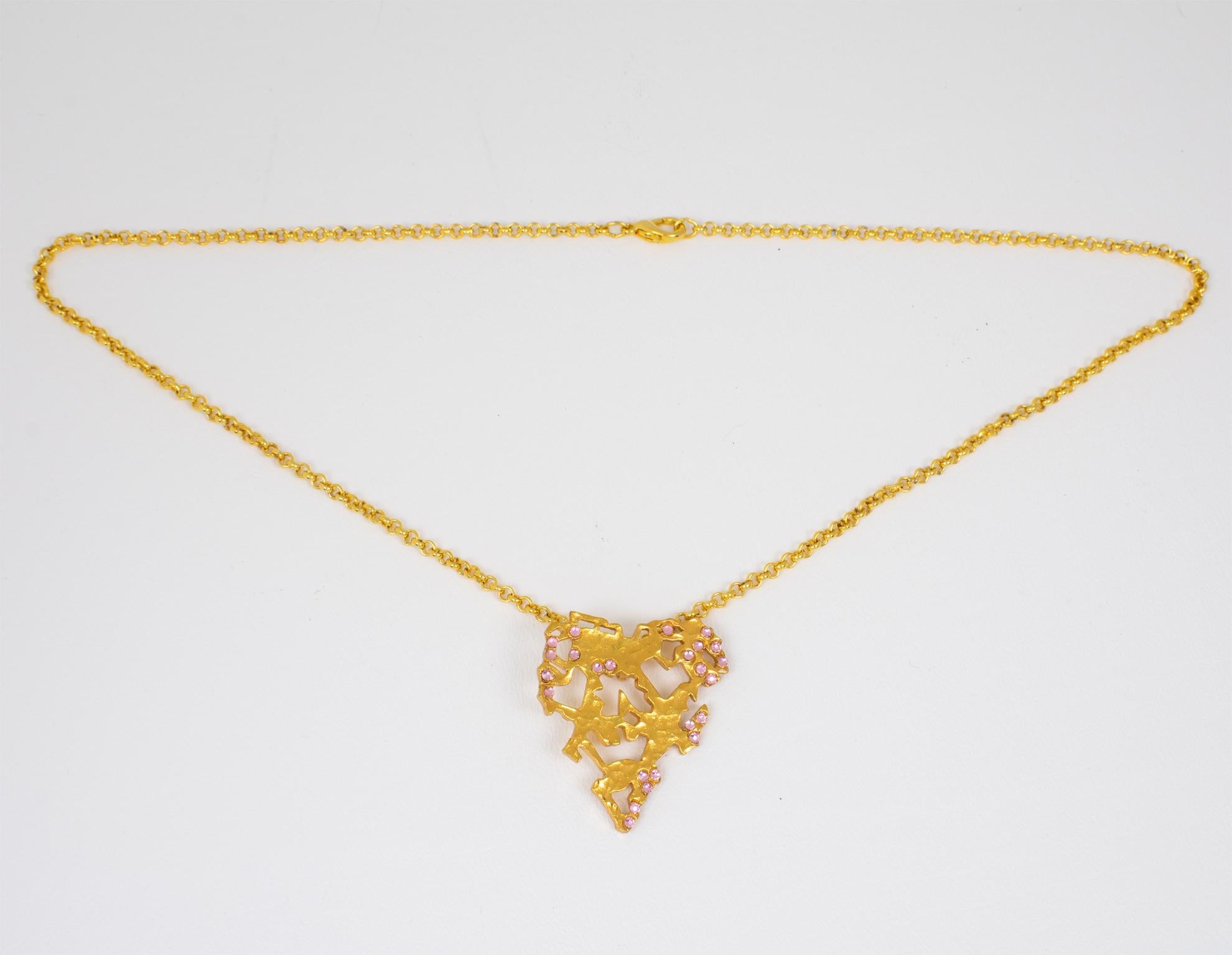 Christian Lacroix, collier pendentif cœur brutaliste en métal doré et bijoux roses Pour femmes en vente