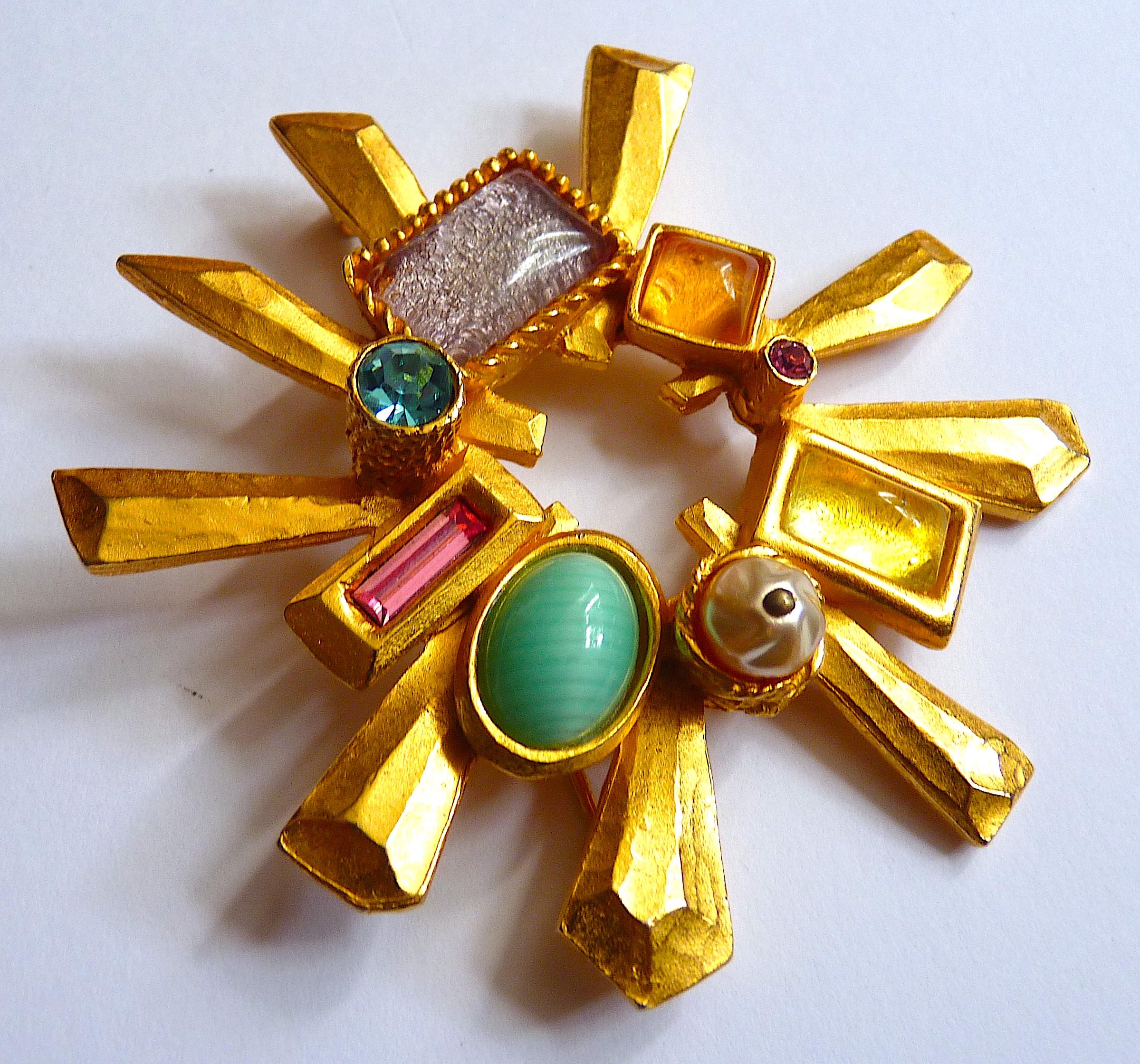Ultra Rare Lacroix Brooch, Gold Plated Metal, Poured Glass and Glass Crystals, Vintage from the 90s. Ultra Collectible !

Stamped at back CHRISTIAN LACROIX Made in France

CONDITION : Excellent  Condition !

Measurements : around 8 x 8 cm

An