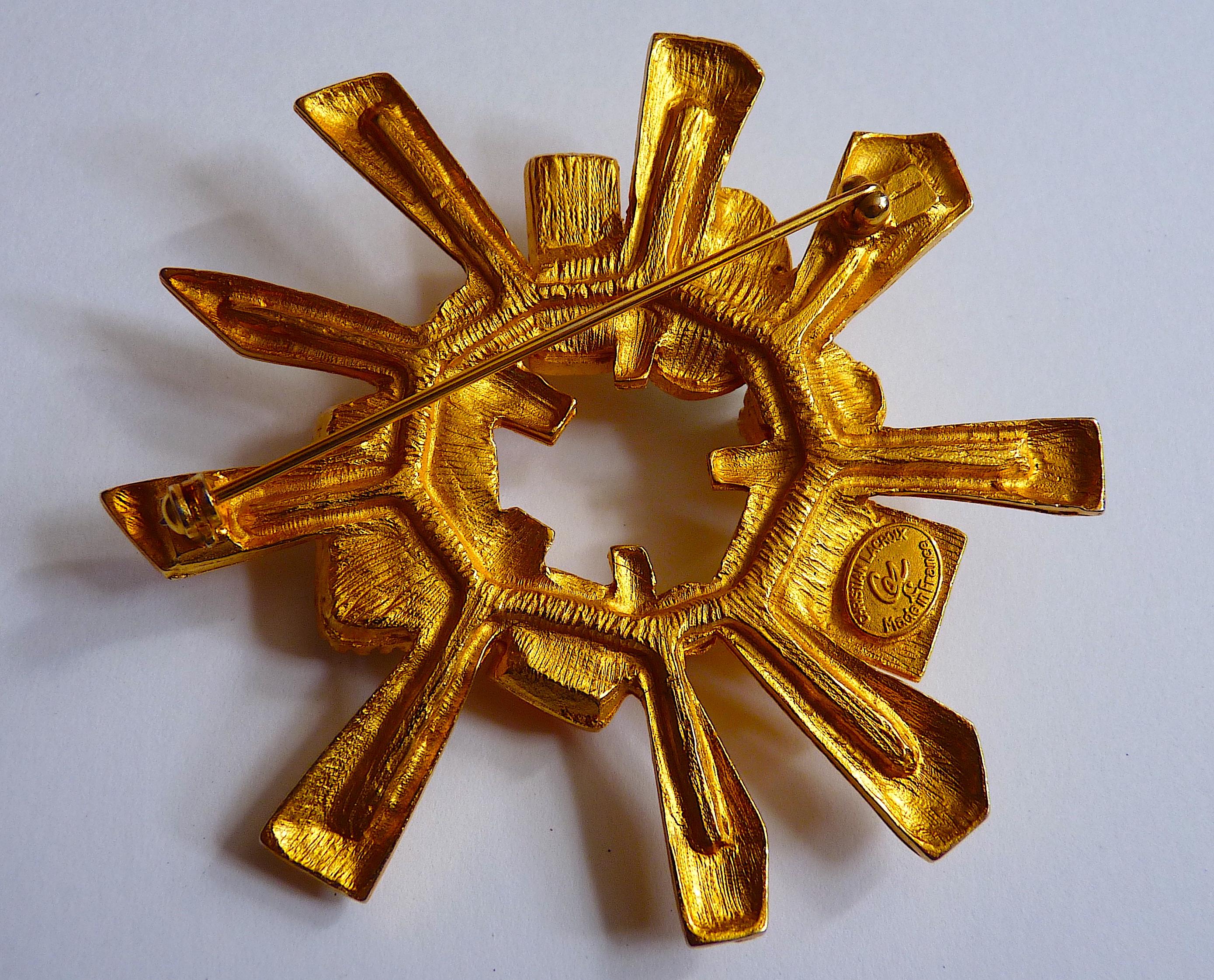 Christian Lacroix, broche en verre coulé cabochons et métal doré, années 1990 en vente 3