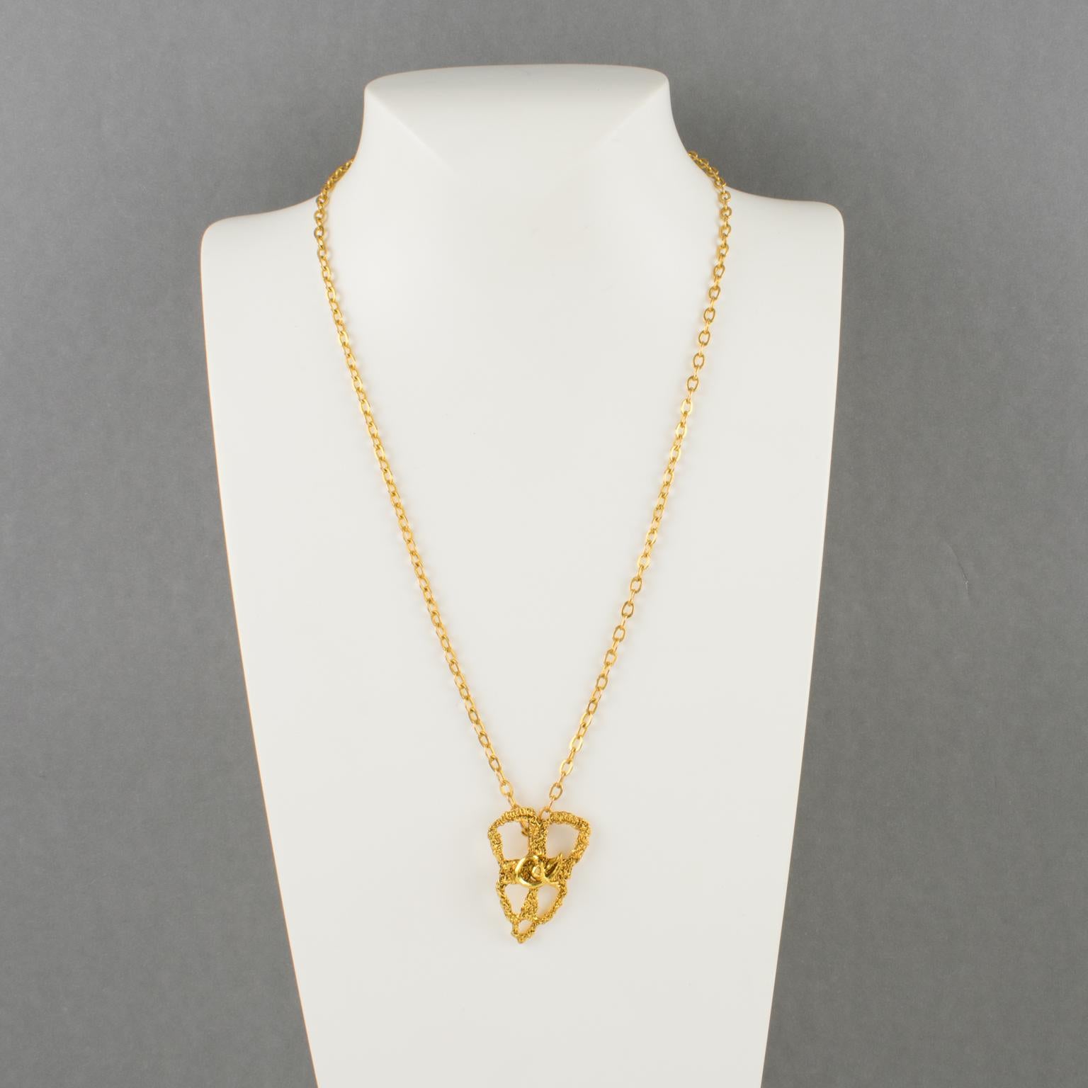 Moderno Christian Lacroix Collana con ciondolo a catena in metallo dorato in vendita